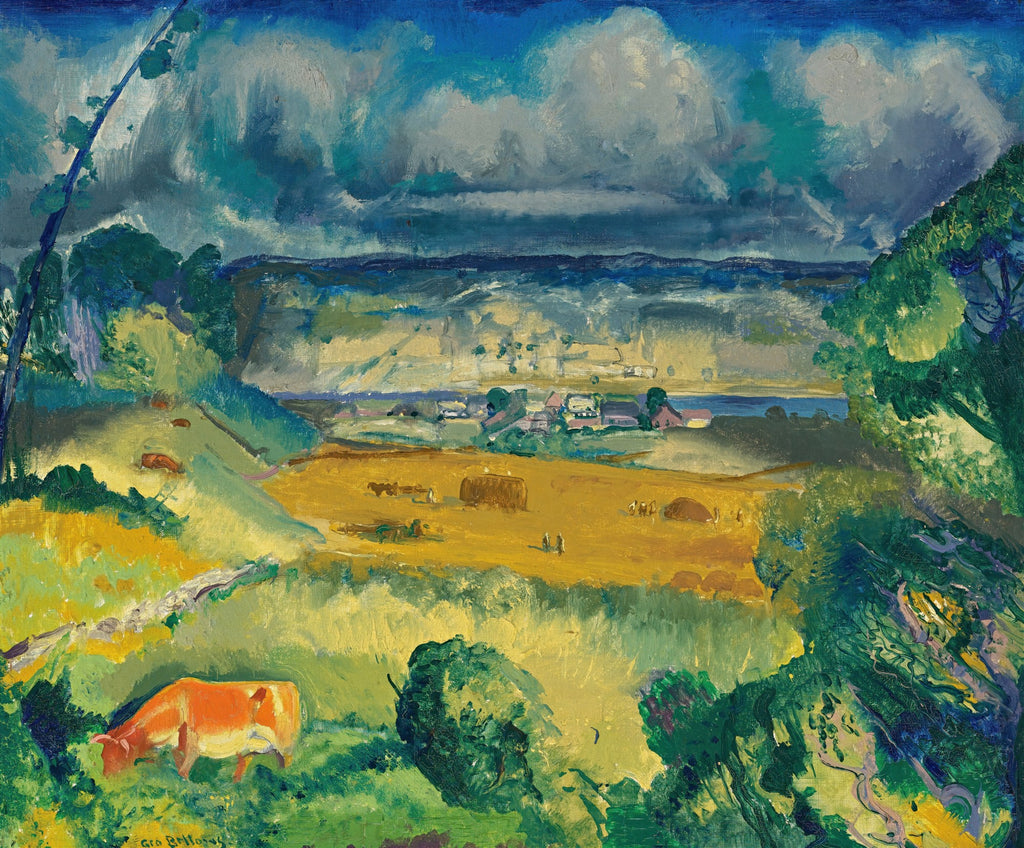 Quadro decorativo "The Coming Storm" de George Bellows, paisagem rural com campo dourado, vacas, casas ao fundo e um céu azul e cinza intensamente tempestuoso com nuvens carregadas.