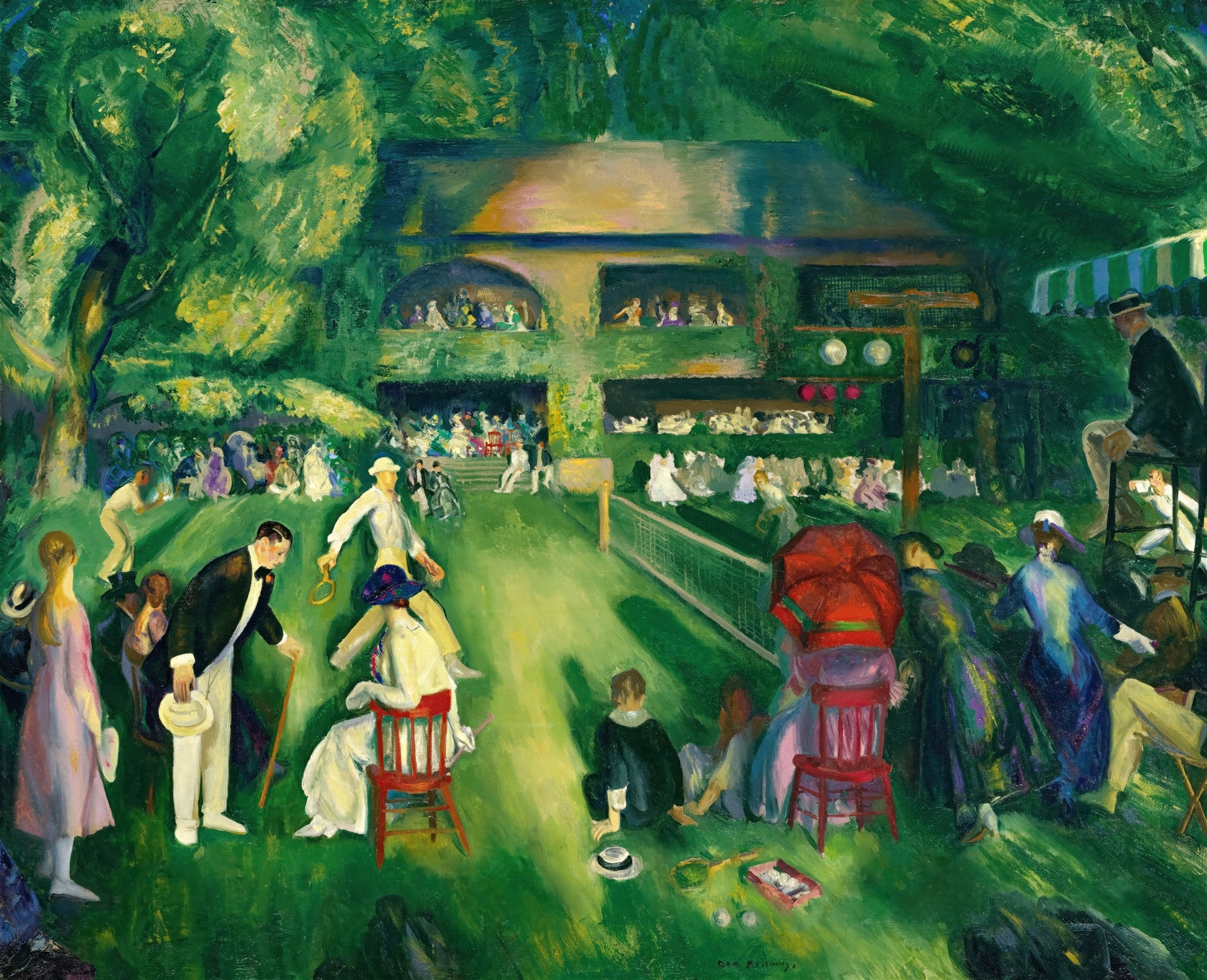 Quadro decorativo Tennis at Newport de George Bellows, retratando uma cena de tênis em um clube elegante, com pessoas vestidas com trajes de época verdes e brancos, sob árvores frondosas, em estilo vibrante e expressivo.