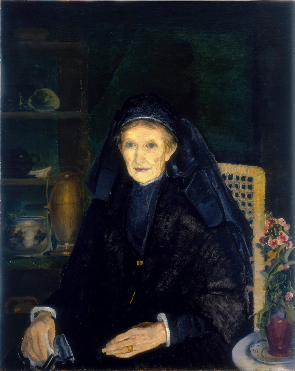 Retrato de uma mulher idosa de George Bellows, vestindo roupas escuras e touca preta, com expressão séria, sentada em um ambiente de luz baixa, com detalhes em dourado e flores ao lado.
