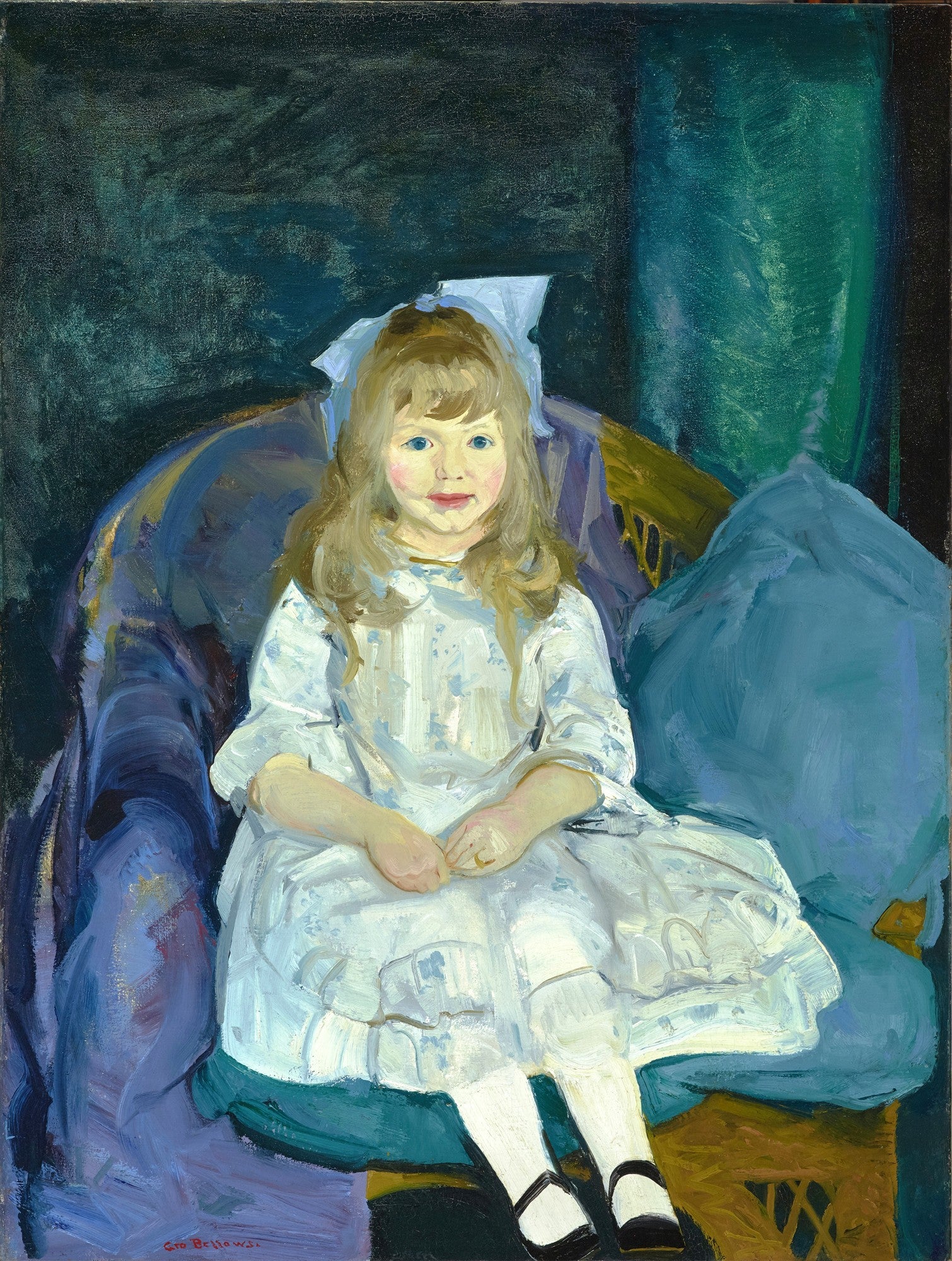 Retrato de uma menina de cabelos loiros e olhos azuis, vestindo um vestido branco e sentada em uma poltrona azul-arroxeada, pintado por George Bellows. A imagem tem pinceladas visíveis e um fundo escuro e esverdeado. A menina olha diretamente para frente com uma expressão doce.