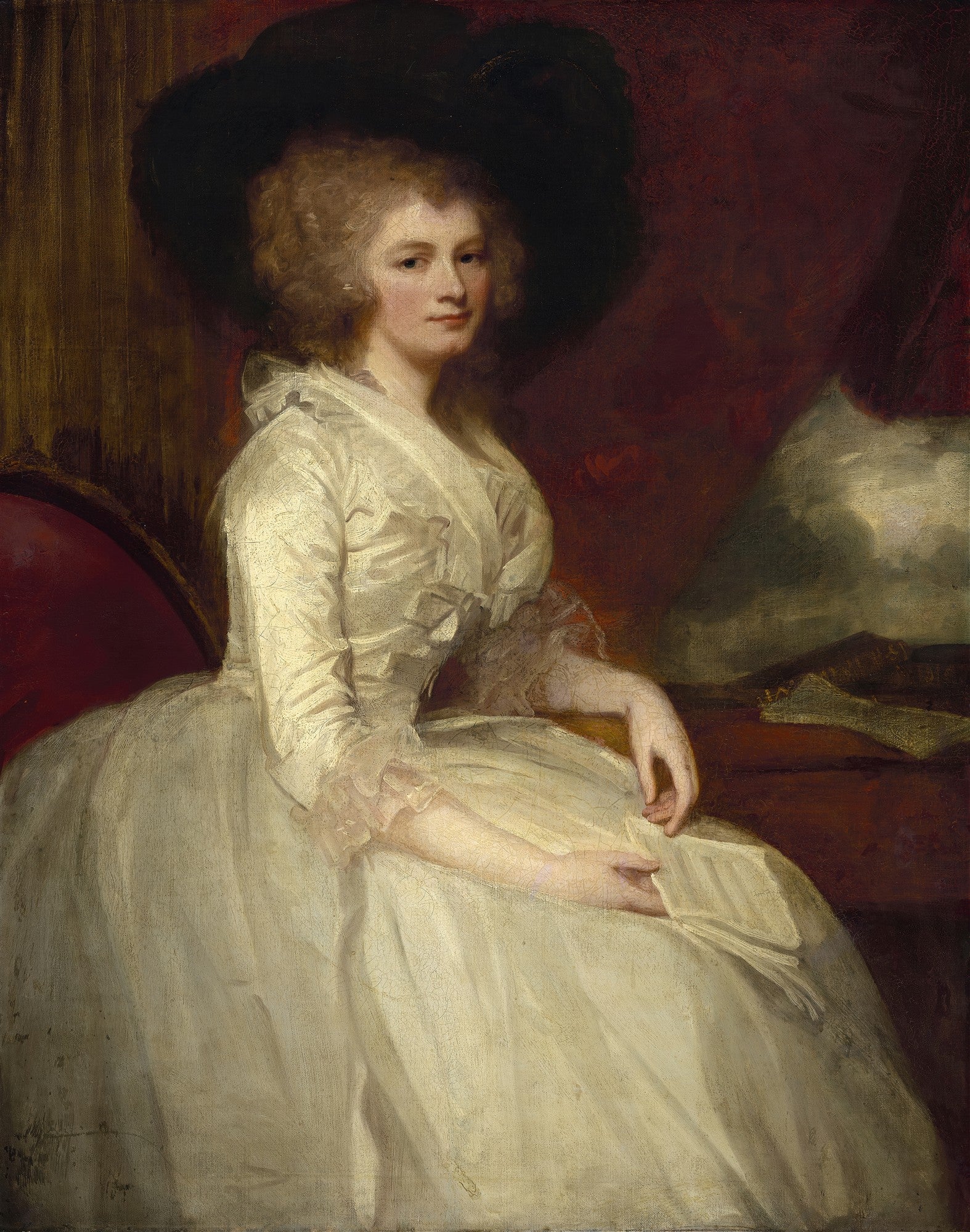 Retrato de uma senhora da aristocracia do século XVIII com um chapéu grande e escuro e um vestido branco, sentada, olhando para o observador