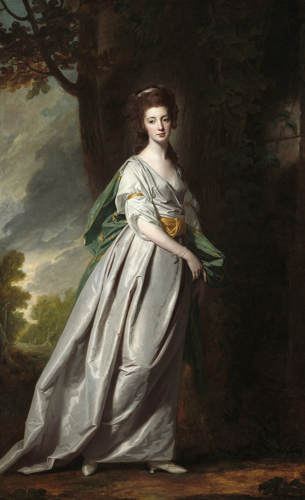 Retrato de corpo inteiro de uma dama do século XVIII, com vestido cinza-prateado e manto verde, em um cenário de floresta escura, pintado por George Romney.