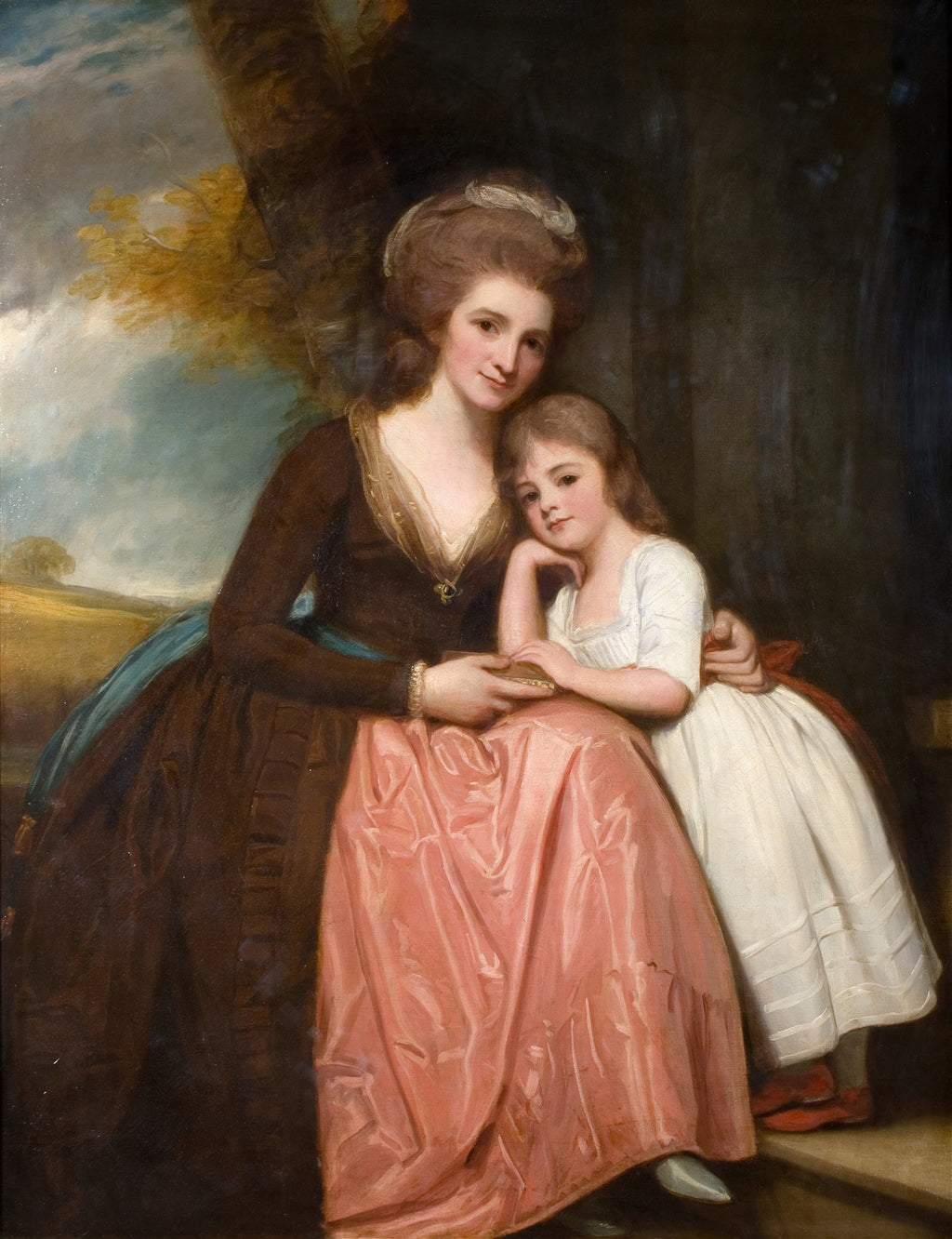 Retrato a óleo de uma mulher elegante de vestido marrom e saia rosa, abraçando uma menina de vestido branco e sapatos vermelhos, em um cenário de paisagem com árvores. Atribuído a George Romney.