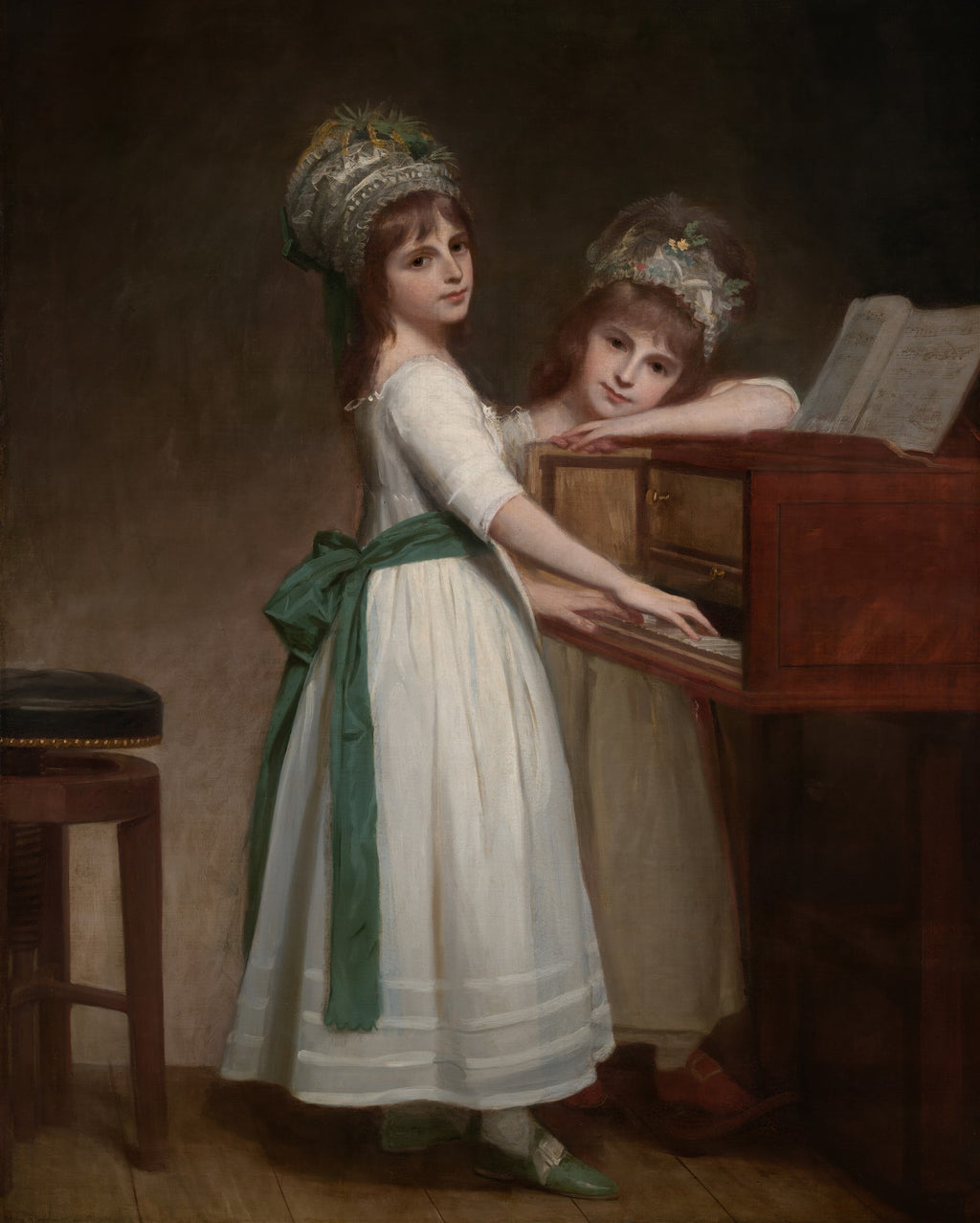 Pintura a óleo de George Romney, retratando duas jovens garotas vestidas de branco com laços verdes, uma tocando piano e outra observando, em um ambiente clássico.