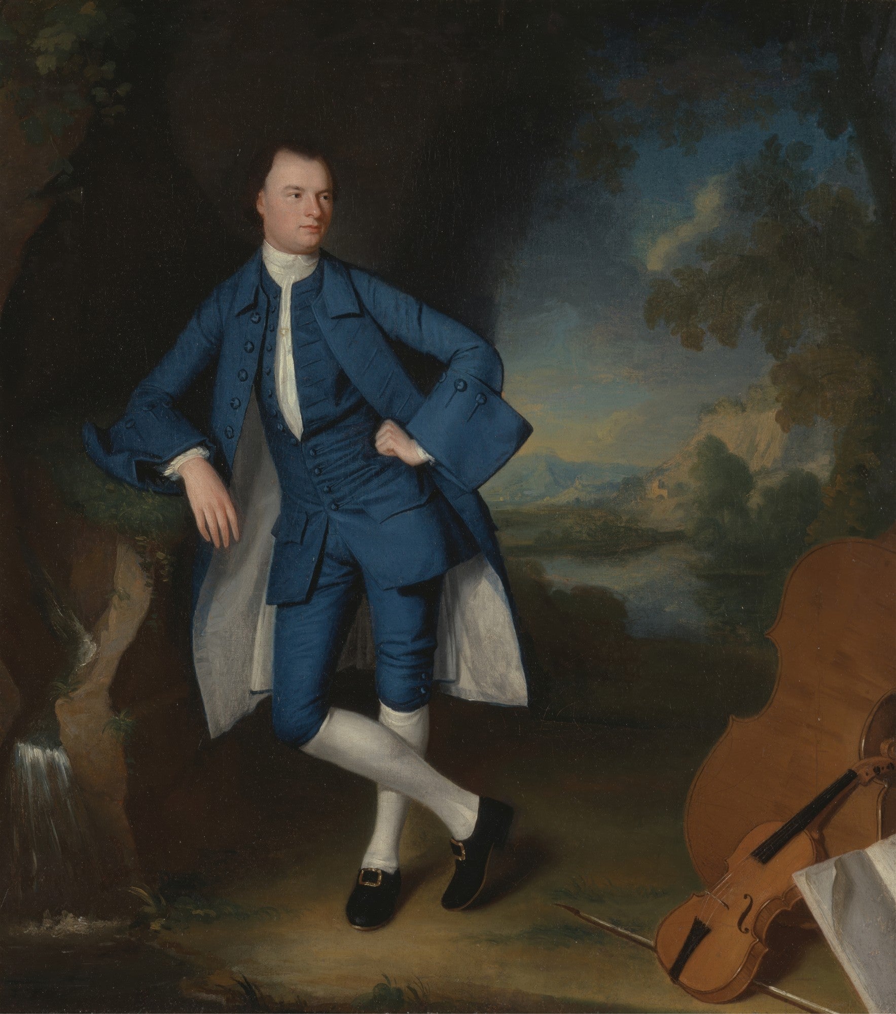 Retrato de um cavalheiro com casaco azul vibrante e meias brancas, apoiado, com violino e violoncelo ao lado, em frente a uma paisagem com cascata, atribuído a George Romney.