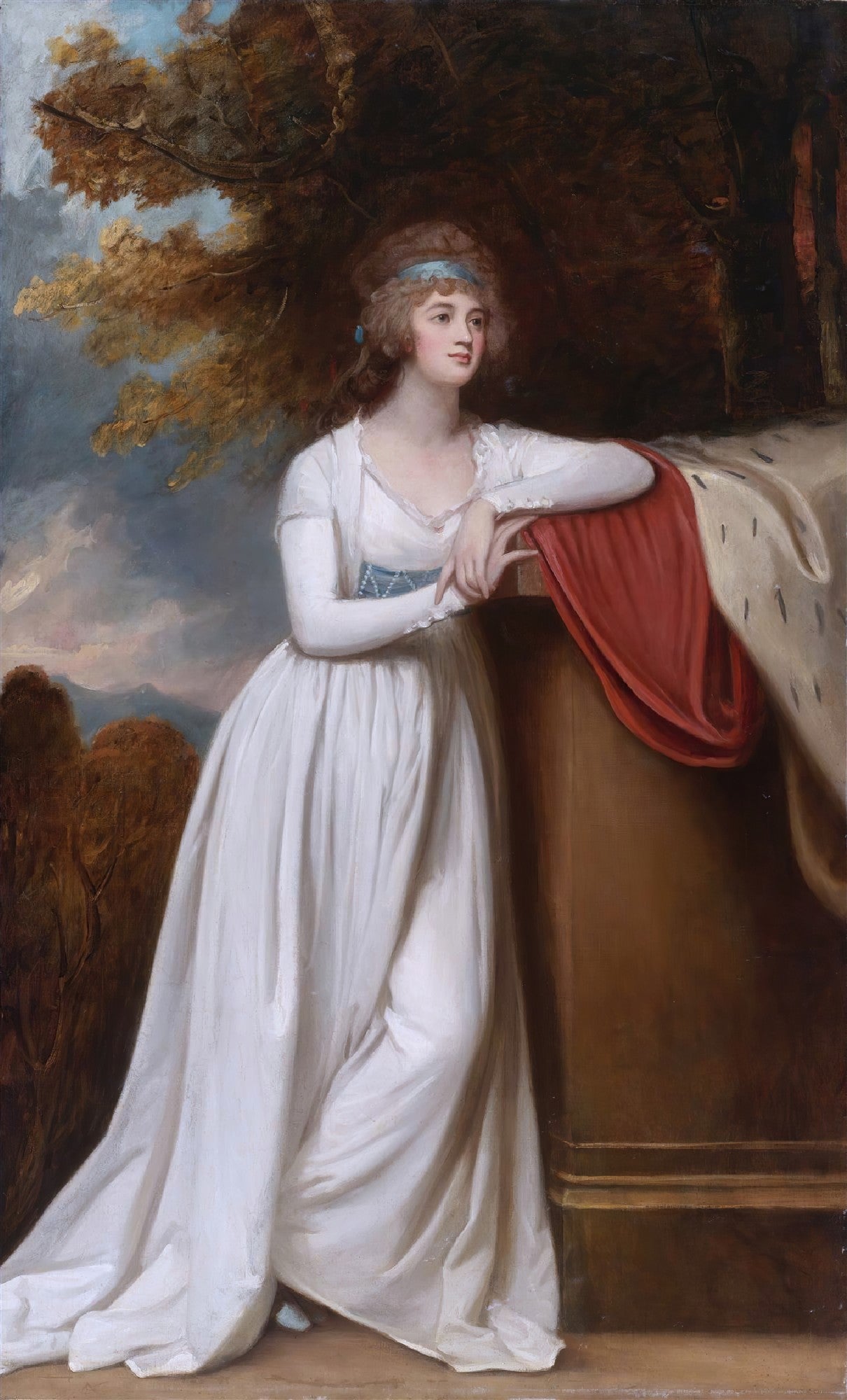 Retrato de uma jovem mulher de cabelos castanhos claros, vestida com um longo vestido branco, apoiada em um pedestal. Ela usa uma fita azul no cabelo e possui uma expressão serena. O fundo apresenta folhagens e um céu ao entardecer.