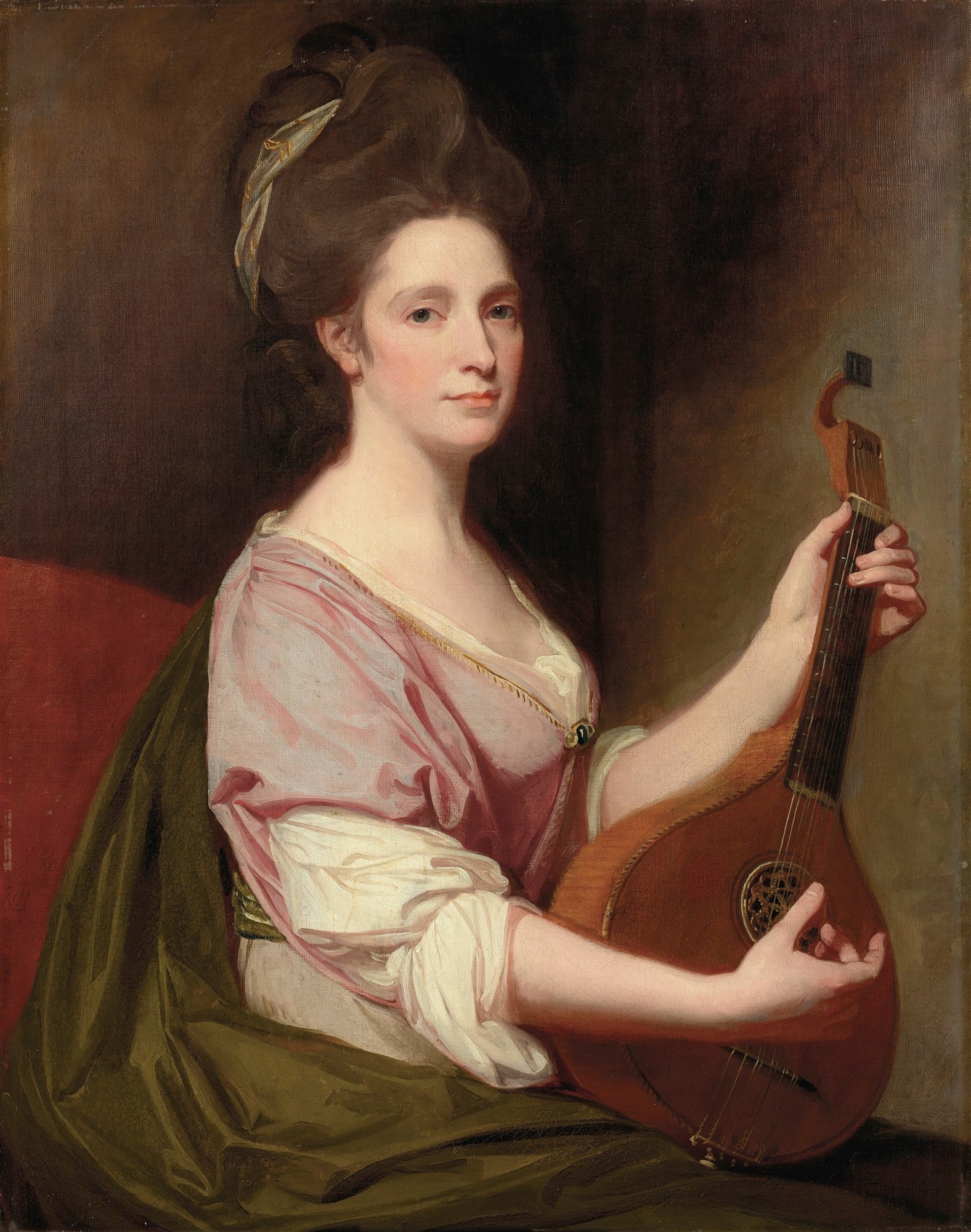 Retrato de uma mulher do século XVIII com cabelo volumoso e vestida de rosa, segurando um alaúde, pintado por George Romney.