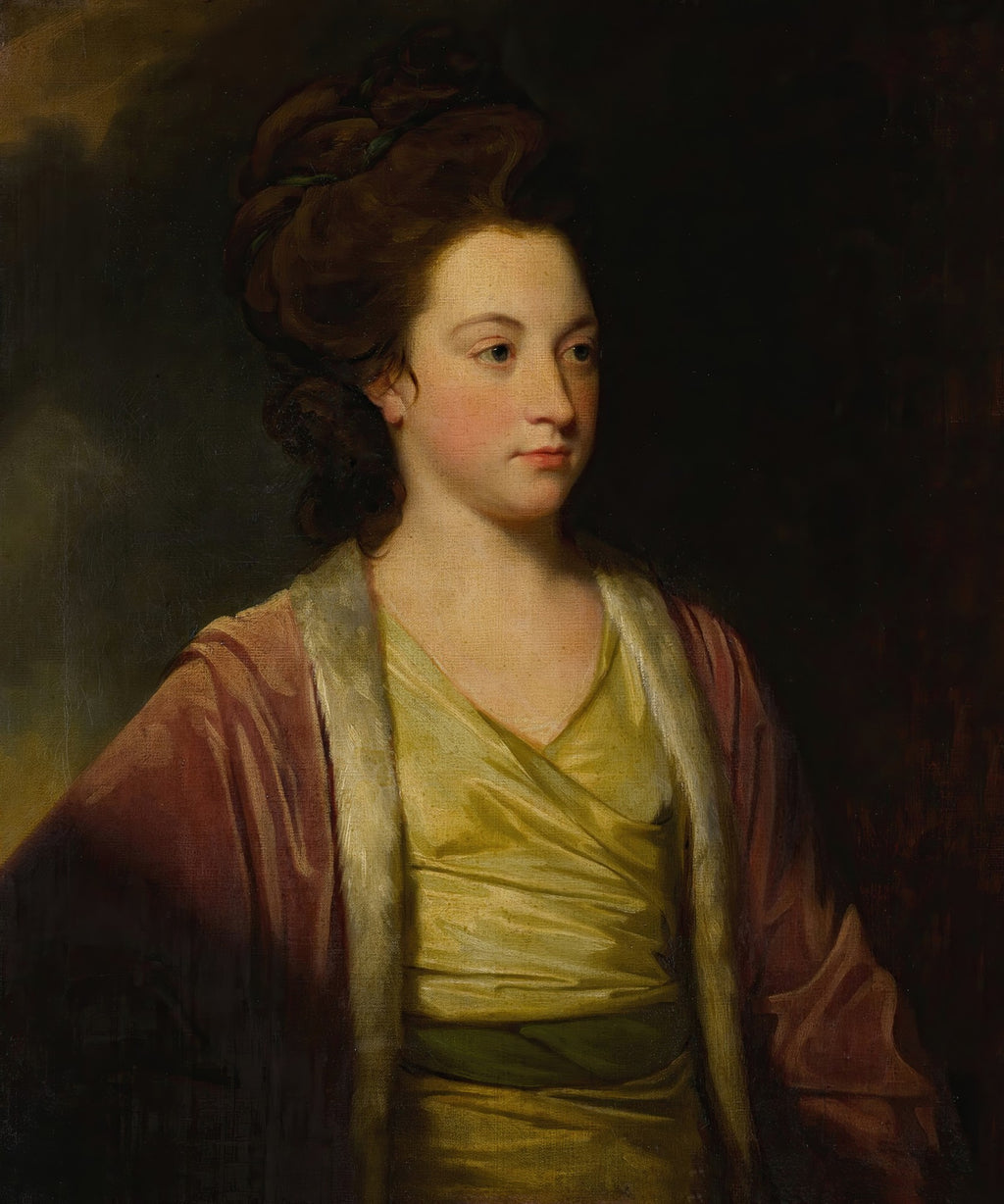 Retrato de uma mulher jovem com cabelo castanho escuro preso, vestindo um manto rosa sobre uma roupa amarela, com fundo escuro. Atribuída a George Romney.