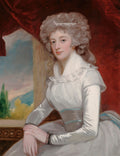 Retrato de uma dama com cabelo grisalho e encaracolado, vestindo um vestido branco de babados, sentada em frente a uma janela com uma paisagem verde e montanhosa ao fundo e uma cortina vermelha.