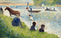 Quadro decorativo com pintura de Georges Seurat, representando pessoas e um cavalo à beira de um rio com barcos, em estilo neoimpressionista com pinceladas visíveis, cores claras e vibrantes.