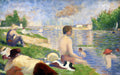 Quadro decorativo Banhistas em Asnières de Georges Seurat, retratando pessoas relaxando à beira de um rio sob um céu azul, com edifícios e barcos ao fundo. A técnica pontilhista é visível, com tons predominantemente azuis, verdes e terrosos.