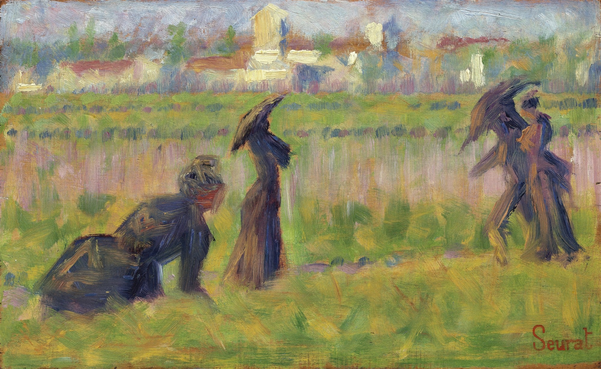 Pintura de Georges Seurat com três figuras femininas em um campo verde vibrante sob um céu claro, em estilo pontilhista, com edifícios ao fundo.