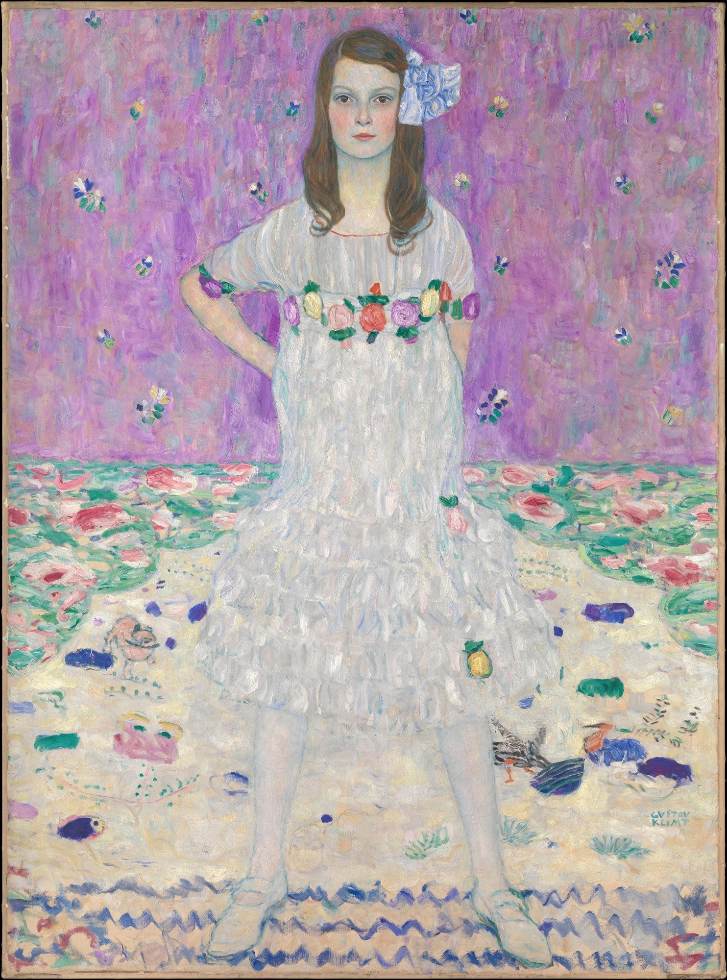 Retrato de menina em vestido branco com laço azul no cabelo, contra fundo lilás e chão florido, de Gustav Klimt.