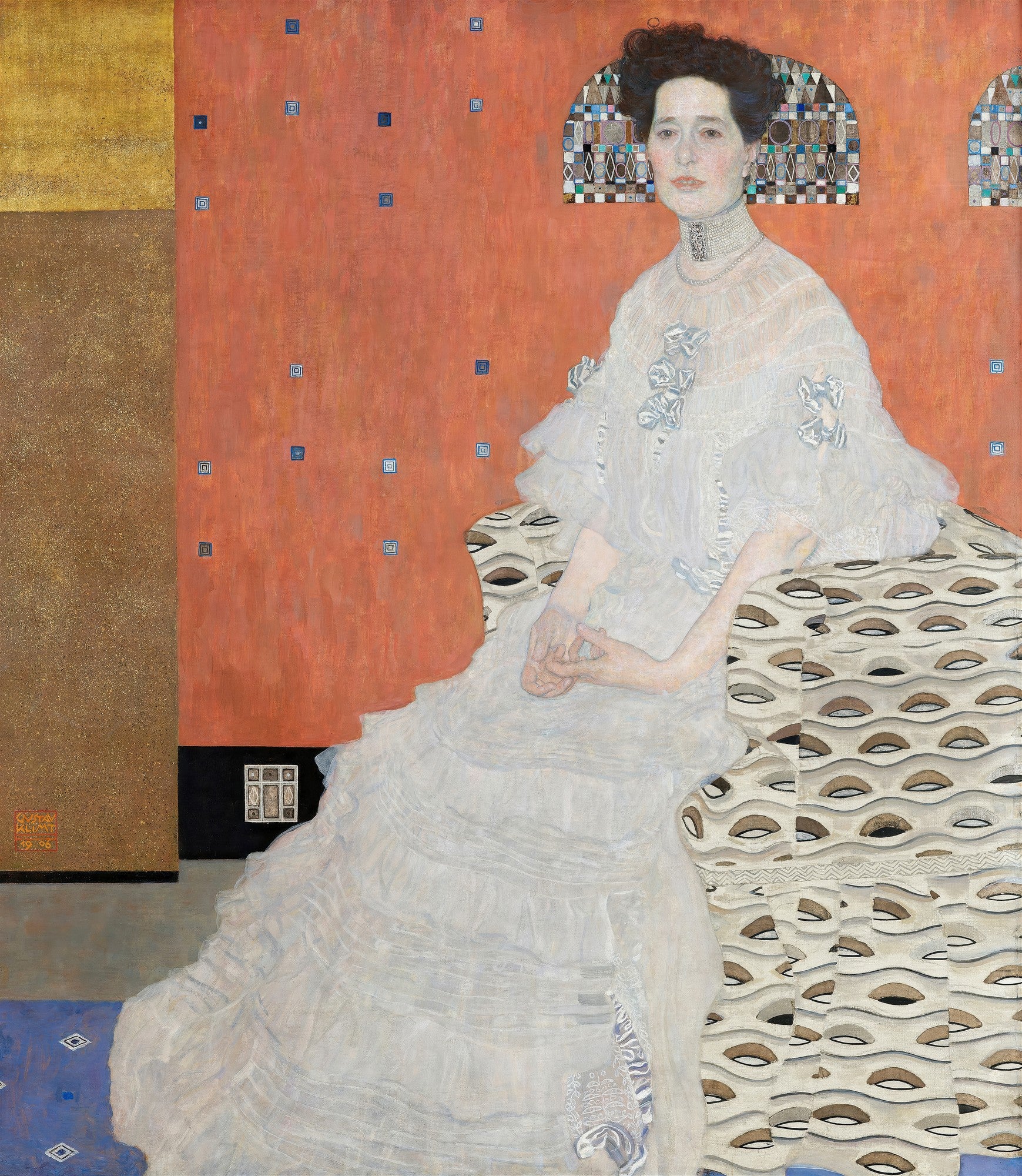 Retrato de Adele Bloch-Bauer I, pintado por Gustav Klimt, mostrando uma mulher com vestido branco e joias, sentada em um trono ricamente decorado com padrões dourados e geométricos, sobre um fundo laranja e dourado.