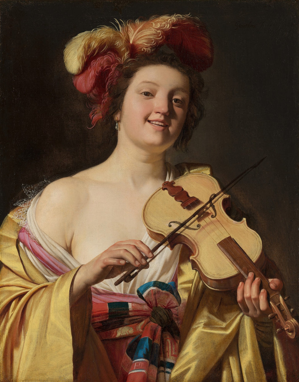 Quadro decorativo com pintura barroca de uma jovem sorridente, com penas coloridas na cabeça, tocando violino com um vestido dourado e detalhes coloridos. Atribuída a Gerard van Honthorst.