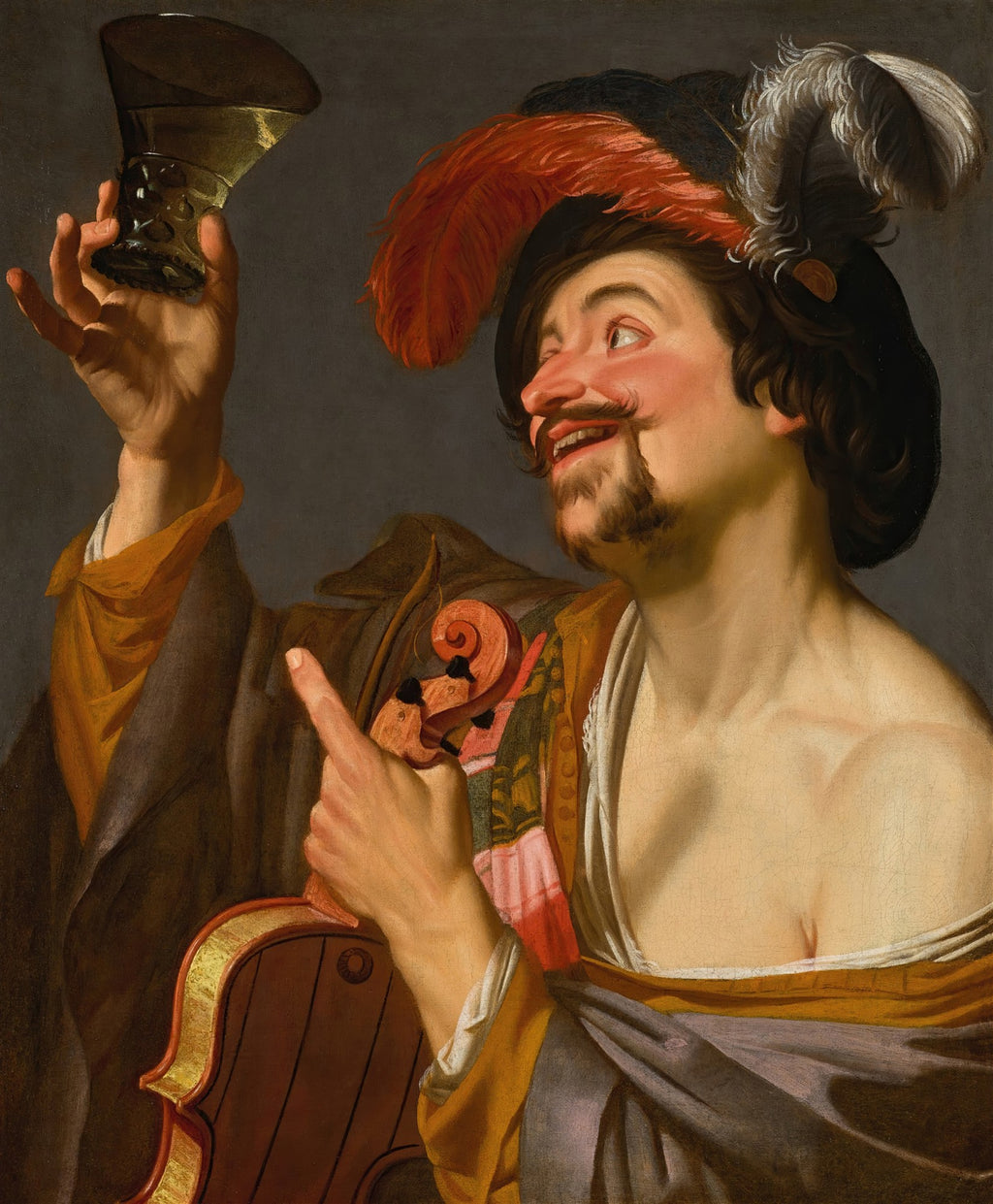 Retrato de um homem com bigodes e barba, usando chapéu com plumas vermelhas e brancas, sorrindo e olhando para cima, segurando um copo na mão esquerda e apontando com a direita, com um violino parcialmente visível. A luz forte destaca o rosto e as mãos contra um fundo escuro. Obra de Gerard van Honthorst.