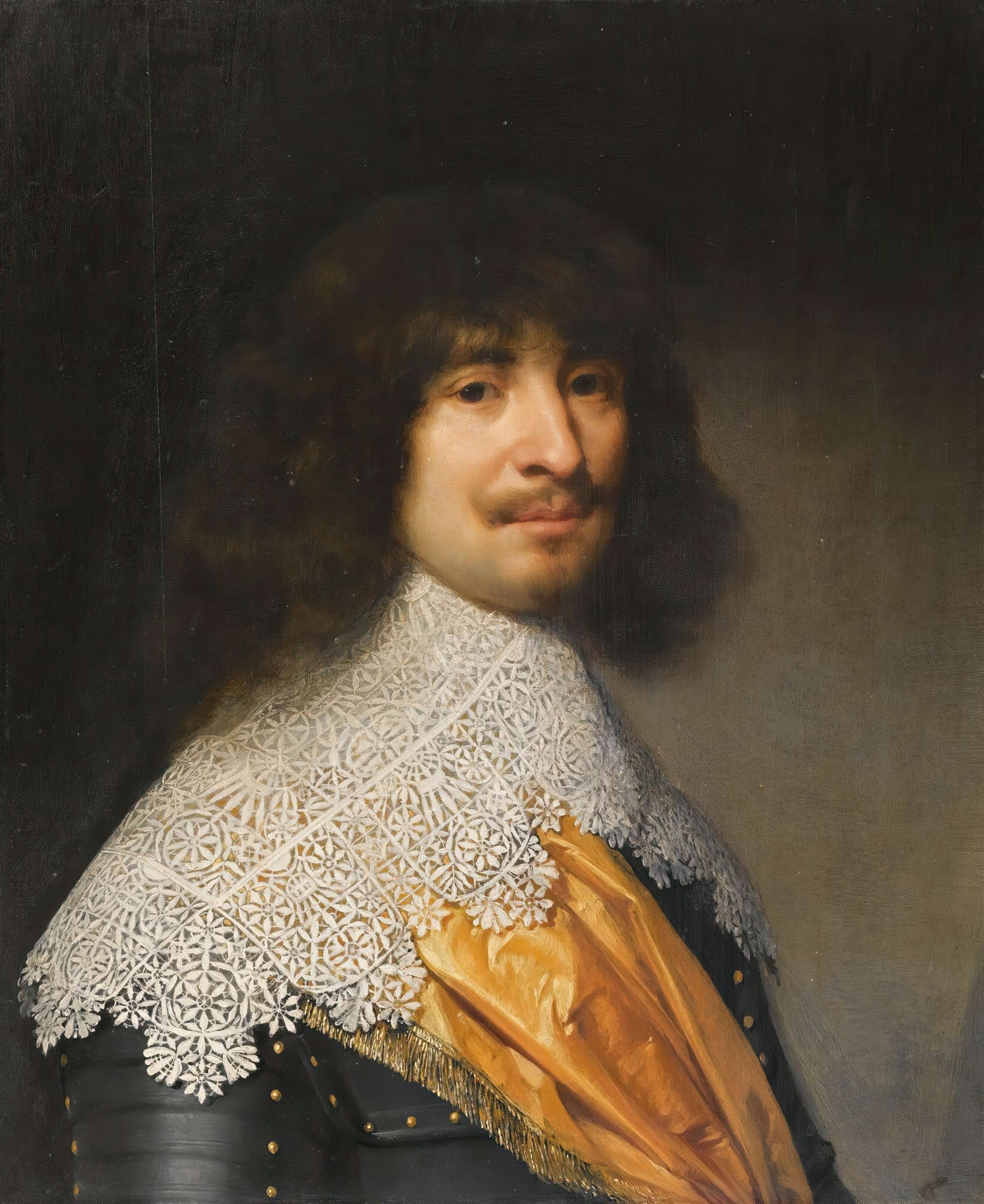 Retrato de um cavalheiro com bigode e cabelo longo, vestindo um colarinho de renda branca e casaco escuro com detalhes dourados, contra um fundo escuro. Obra atribuída a Gerard van Honthorst.