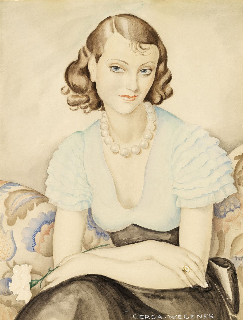 Retrato aquarela de uma mulher elegante com cabelo castanho cacheado, colar de pérolas, blusa azul clara e saia escura, segurando uma flor branca. Assinado Gerda Wegener.