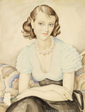 Retrato aquarela de uma mulher elegante com cabelo castanho cacheado, colar de pérolas, blusa azul clara e saia escura, segurando uma flor branca. Assinado Gerda Wegener.