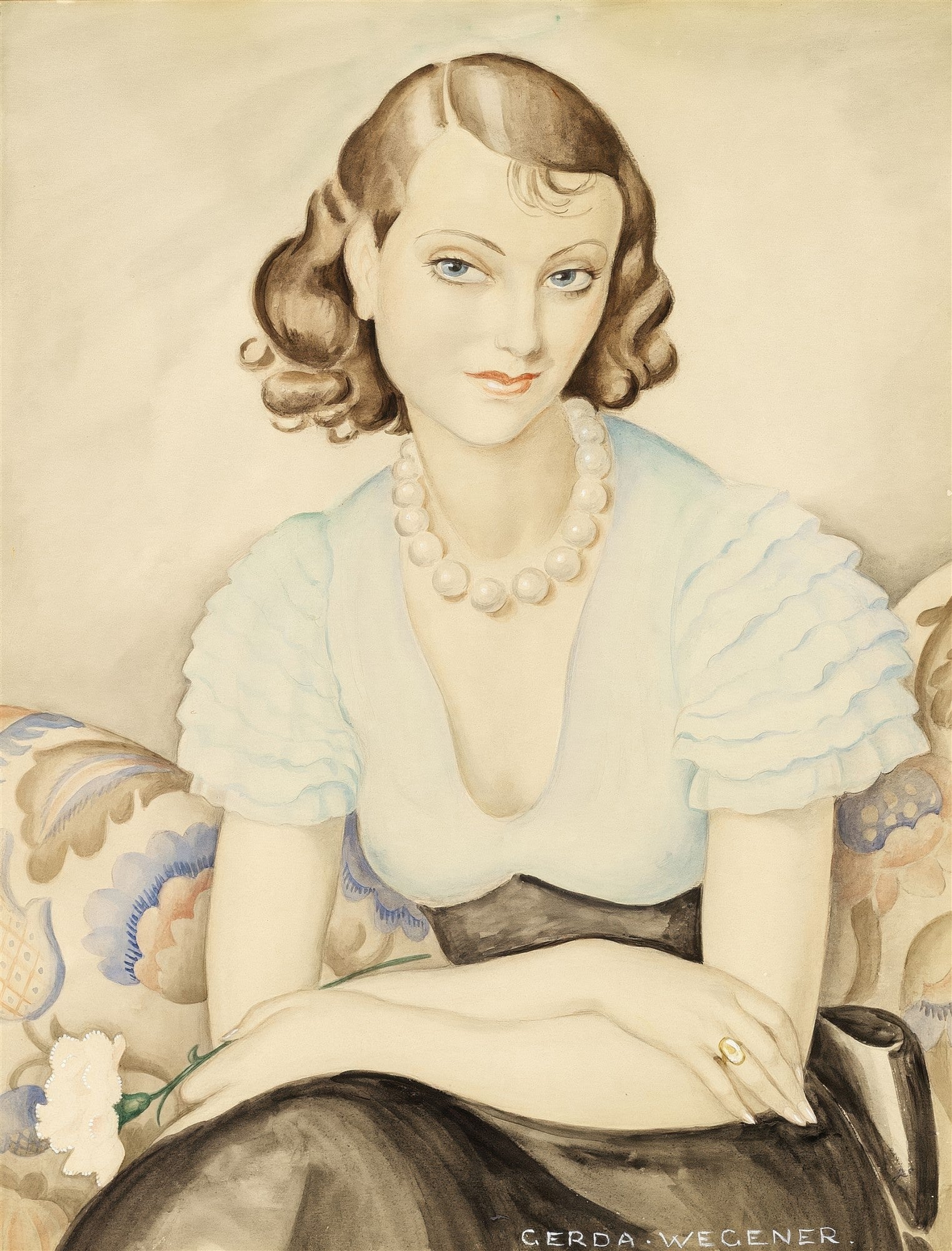 Retrato aquarela de uma mulher elegante com cabelo castanho cacheado, colar de pérolas, blusa azul clara e saia escura, segurando uma flor branca. Assinado Gerda Wegener.