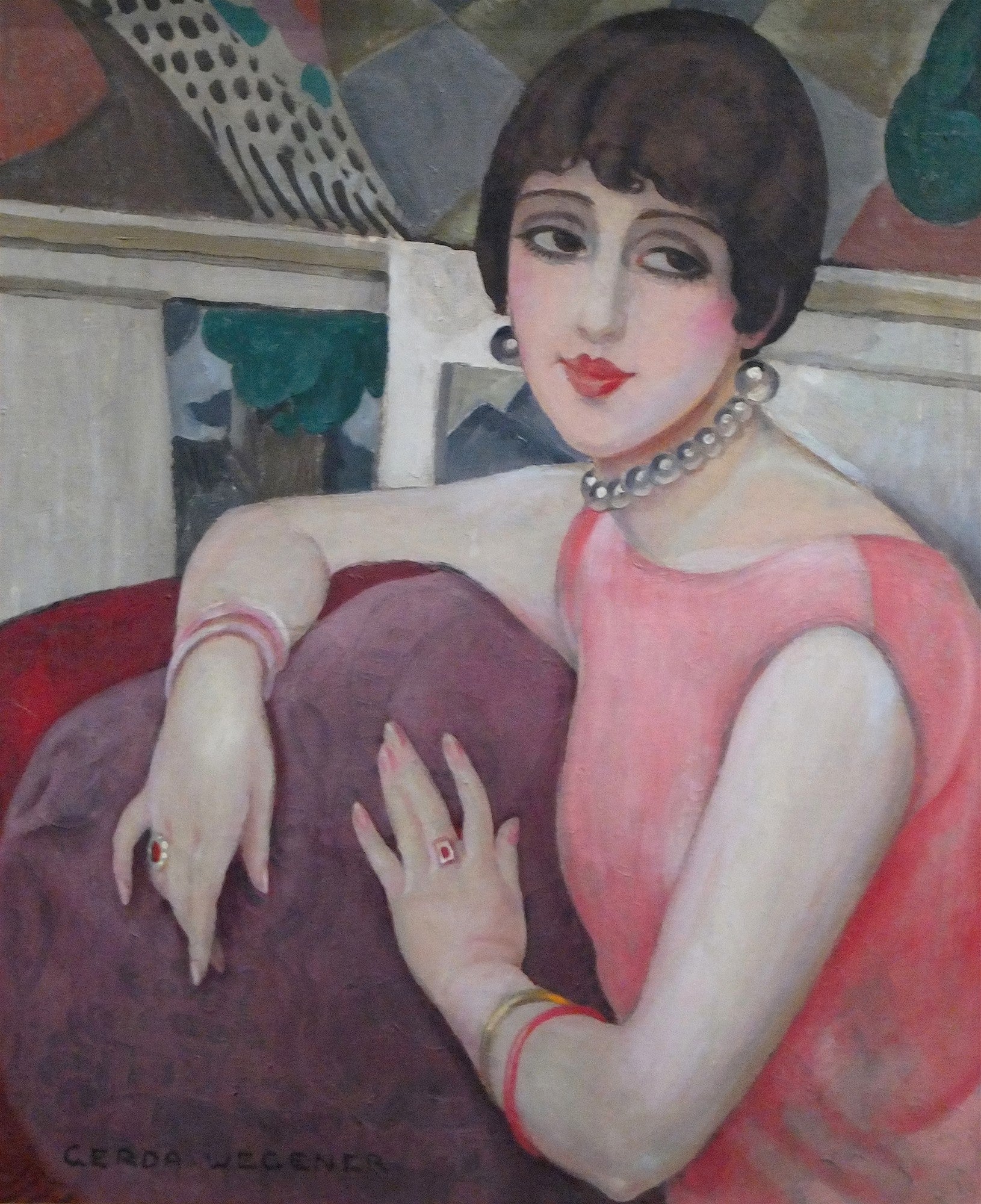 Retrato de uma mulher com cabelo curto, vestido rosa, colar de perolas e aneis, atribuido a Gerda Wegener, estilo Art Deco.