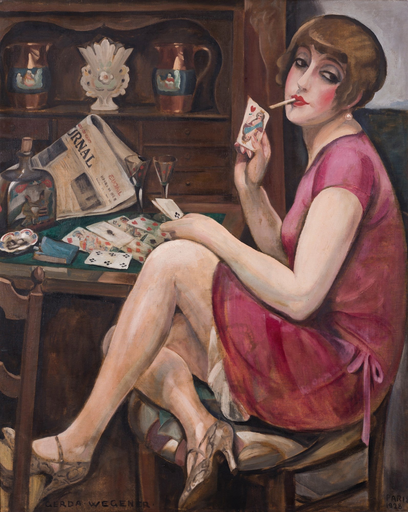 Quadro decorativo com uma mulher de cabelos curtos, vestindo um vestido rosa, fumando um cigarro e segurando uma carta de baralho. Ela está sentada em uma mesa com cartas espalhadas, jornal e garrafa, em um ambiente de época.