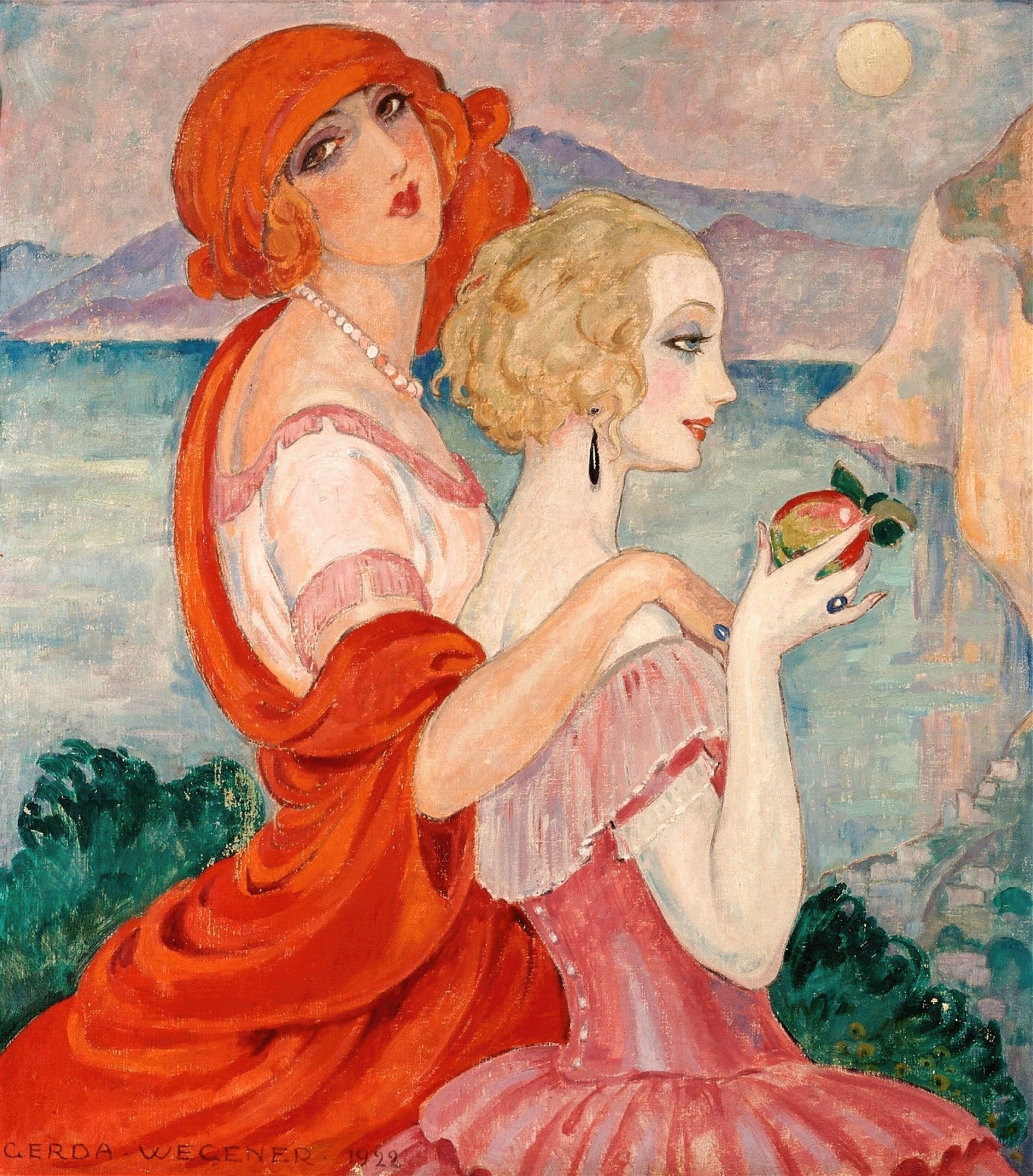 Pintura de Gerda Wegener, retratando duas mulheres em uma paisagem. Uma veste vermelho e olha para frente, a outra veste rosa e segura uma maçã, com fundo de mar e montanhas.