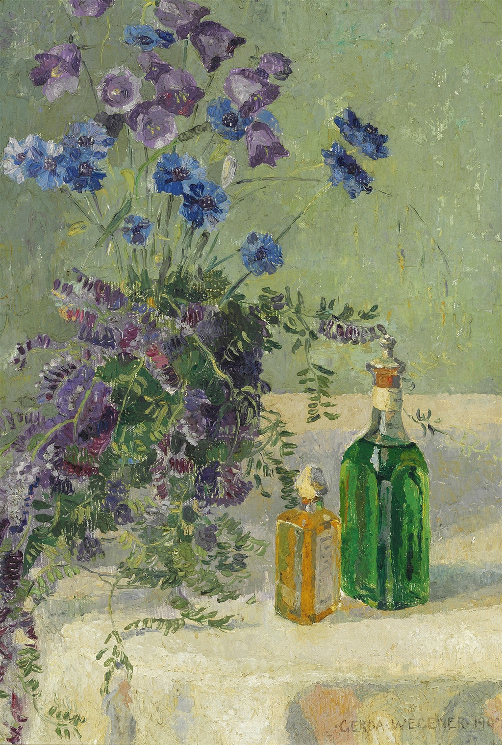 Quadro decorativo com pintura de natureza-morta de Gerda Wegener, mostrando um cesto de flores azuis e roxas ao lado de duas garrafas, uma verde e outra amarela, sobre uma superfície branca, com fundo verde claro. A técnica é óleo sobre tela, com pinceladas visíveis.