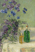Quadro decorativo com pintura de natureza-morta de Gerda Wegener, mostrando um cesto de flores azuis e roxas ao lado de duas garrafas, uma verde e outra amarela, sobre uma superfície branca, com fundo verde claro. A técnica é óleo sobre tela, com pinceladas visíveis.