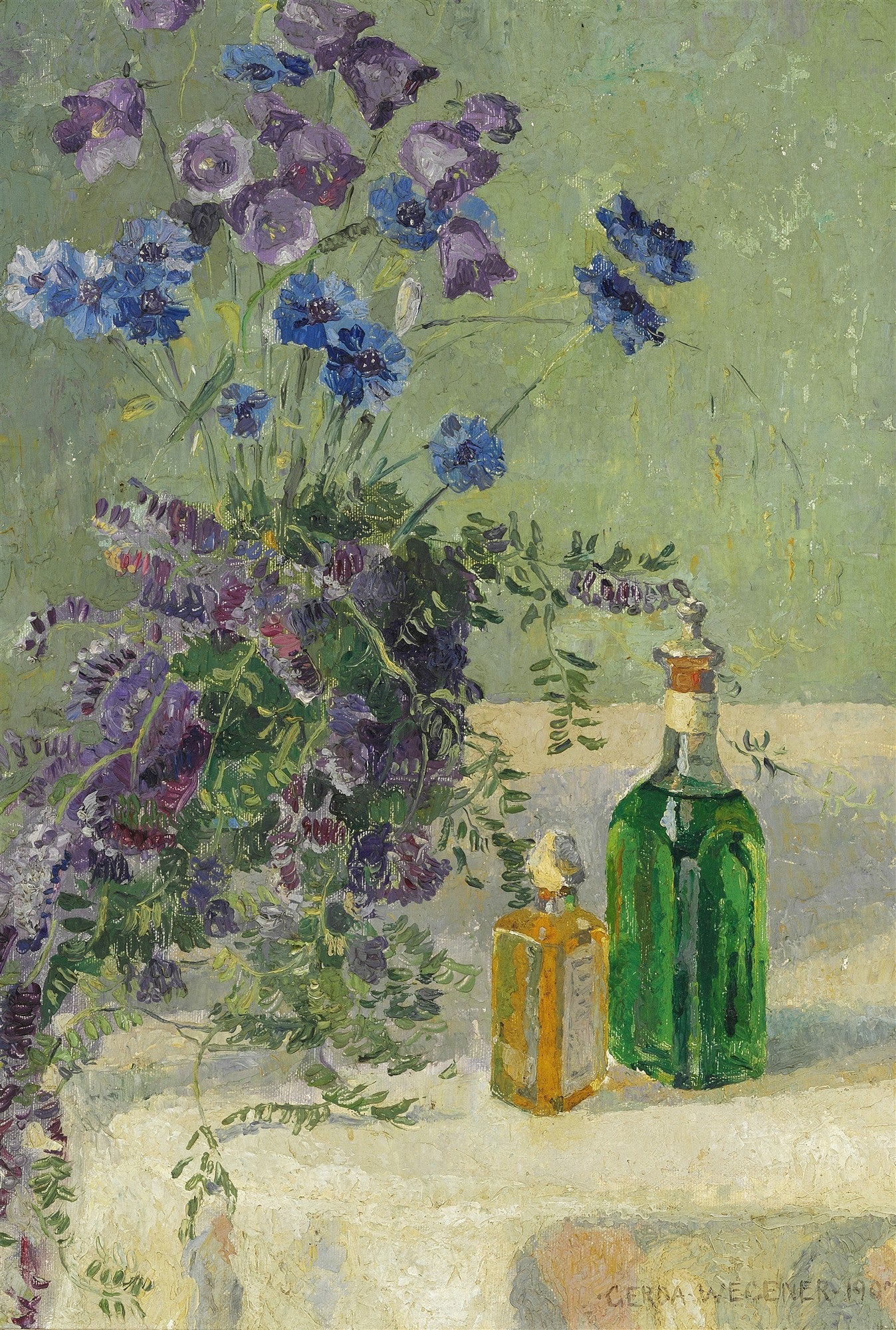 Quadro decorativo com pintura de natureza-morta de Gerda Wegener, mostrando um cesto de flores azuis e roxas ao lado de duas garrafas, uma verde e outra amarela, sobre uma superfície branca, com fundo verde claro. A técnica é óleo sobre tela, com pinceladas visíveis.
