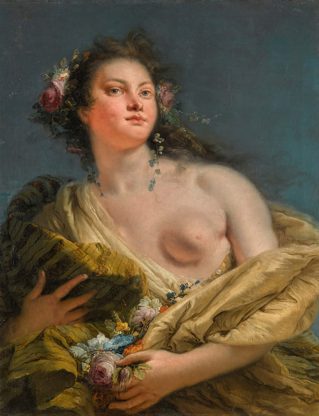 Retrato de uma mulher jovem, com os seios à mostra, adornada com flores no cabelo e segurando um buquê, em tons pastéis e fundo azul escuro. Obra de Giovanni Battista Tiepolo.
