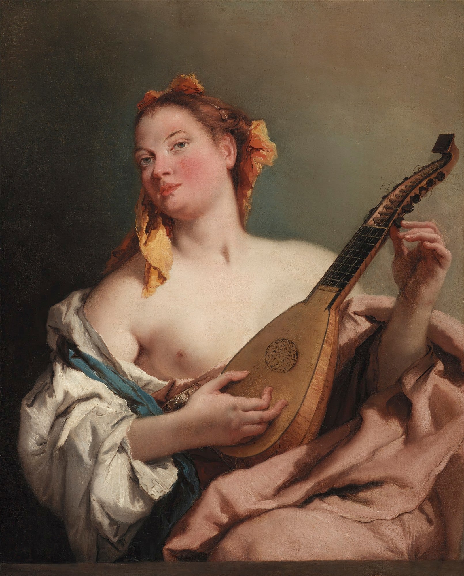 Retrato de uma mulher com cabelos ruivos, bochechas rosadas e um alaúde em suas mãos. Ela está seminu e usa um tecido branco e rosa. O fundo é escuro e neutro.