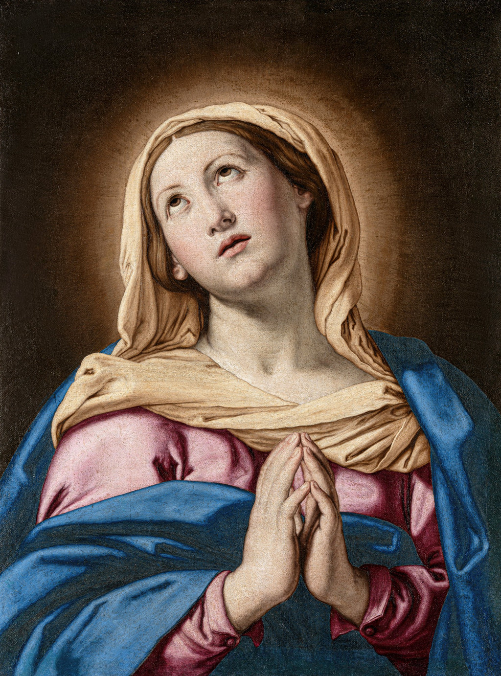 Retrato da Virgem Maria em oração, com manto azul e vestes rosa, olhos voltados para cima e auréola discreta, fundo escuro. Obra de Sassoferrato.