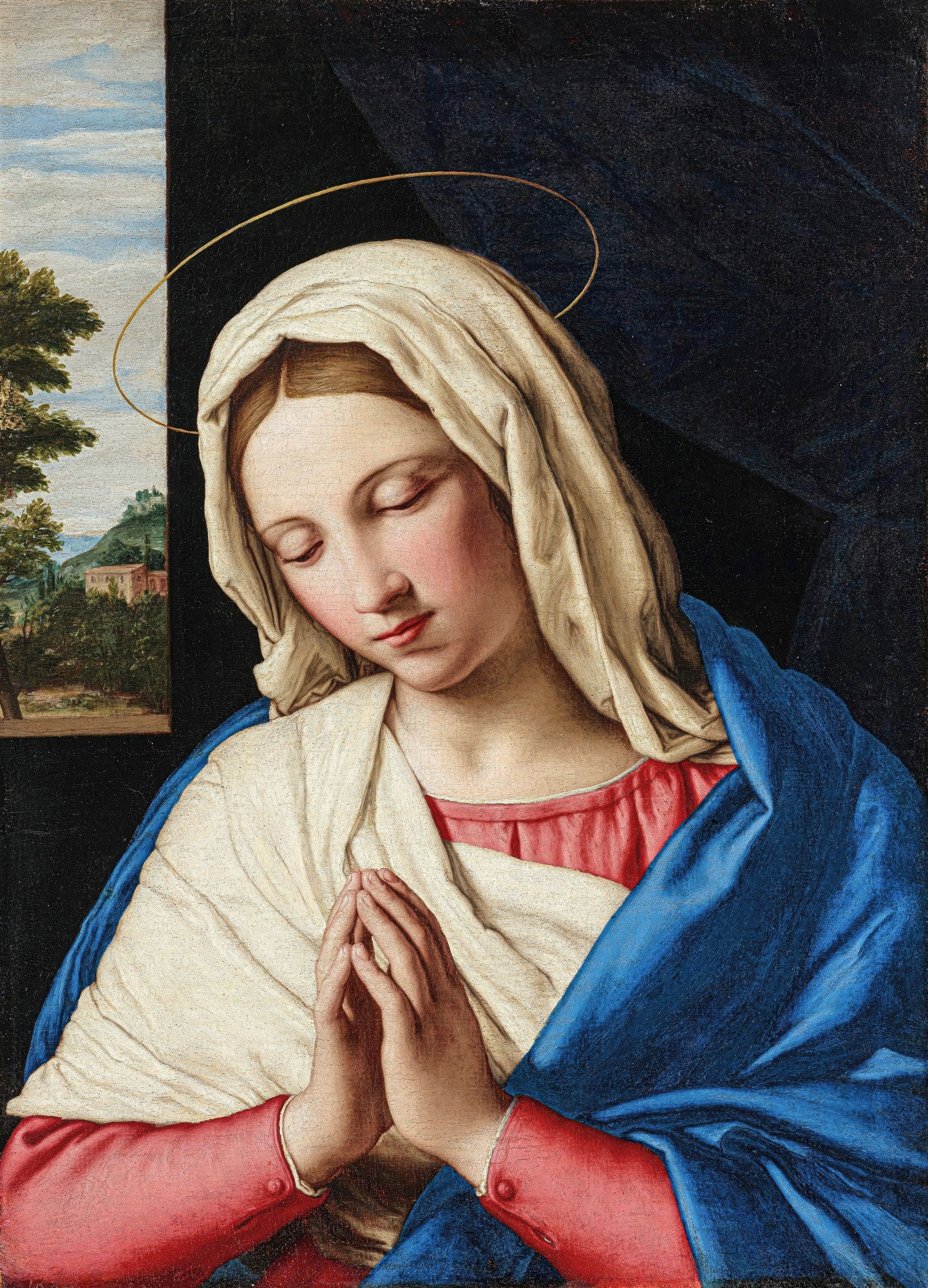 Pintura clássica da Virgem Maria em oração, com auréola dourada, vestindo manto azul e túnica vermelha, com um véu branco sobre a cabeça. Ao fundo, uma janela revela uma paisagem montanhosa com vegetação e uma construção.
