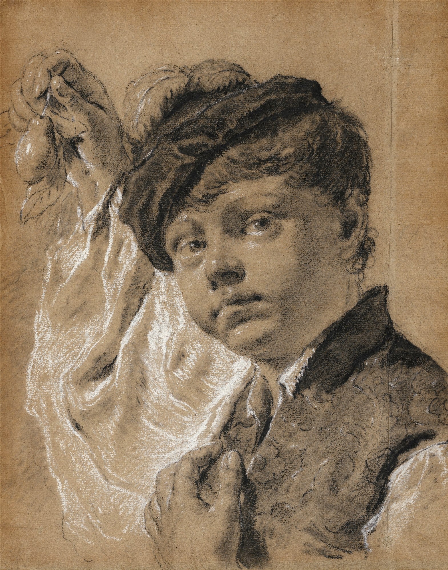 Desenho de um jovem com um chapéu, segurando uma pera, feito em giz preto e branco sobre papel pardo por Giovanni Battista Piazzetta. O jovem tem um olhar pensativo e a iluminação é dramática, destacando seu rosto e as dobras da camisa.