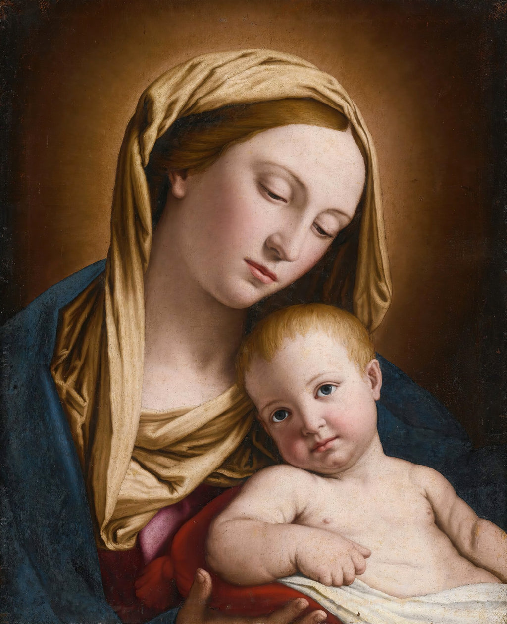 Quadro decorativo da Virgem Maria com um manto azul e um véu dourado, segurando o Menino Jesus em seus braços. A Virgem olha para baixo com ternura, enquanto o Menino Jesus, de pele clara e cabelos loiros, olha diretamente para frente. O fundo é escuro e uniforme.