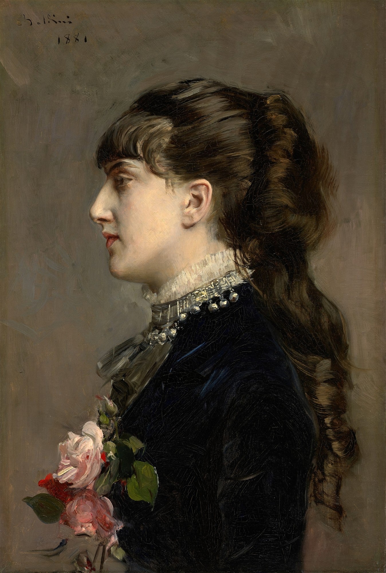 Retrato a óleo de uma mulher elegante de perfil, vestindo um casaco escuro com gola de renda e broches, segurando rosas, por Giovanni Boldini.