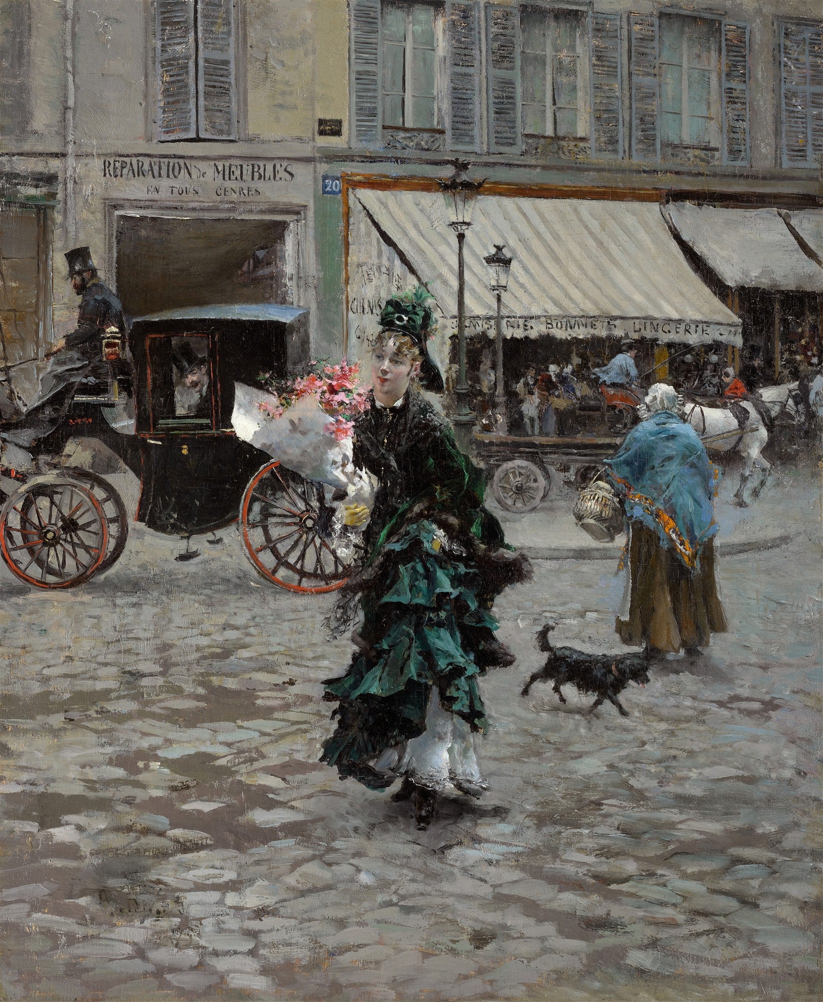 Uma mulher elegante com um vestido verde e buquê de flores caminhando em uma rua de paralelepípedos em Paris, com carruagens e lojas ao fundo, em uma pintura de Giovanni Boldini.