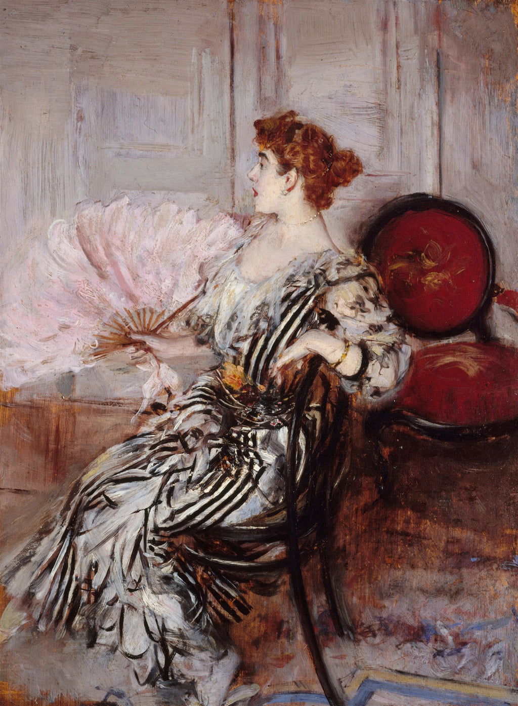 Retrato de uma mulher ruiva sentada de perfil, segurando um leque rosa, com vestido listrado e fundo neutro, obra de Giovanni Boldini.