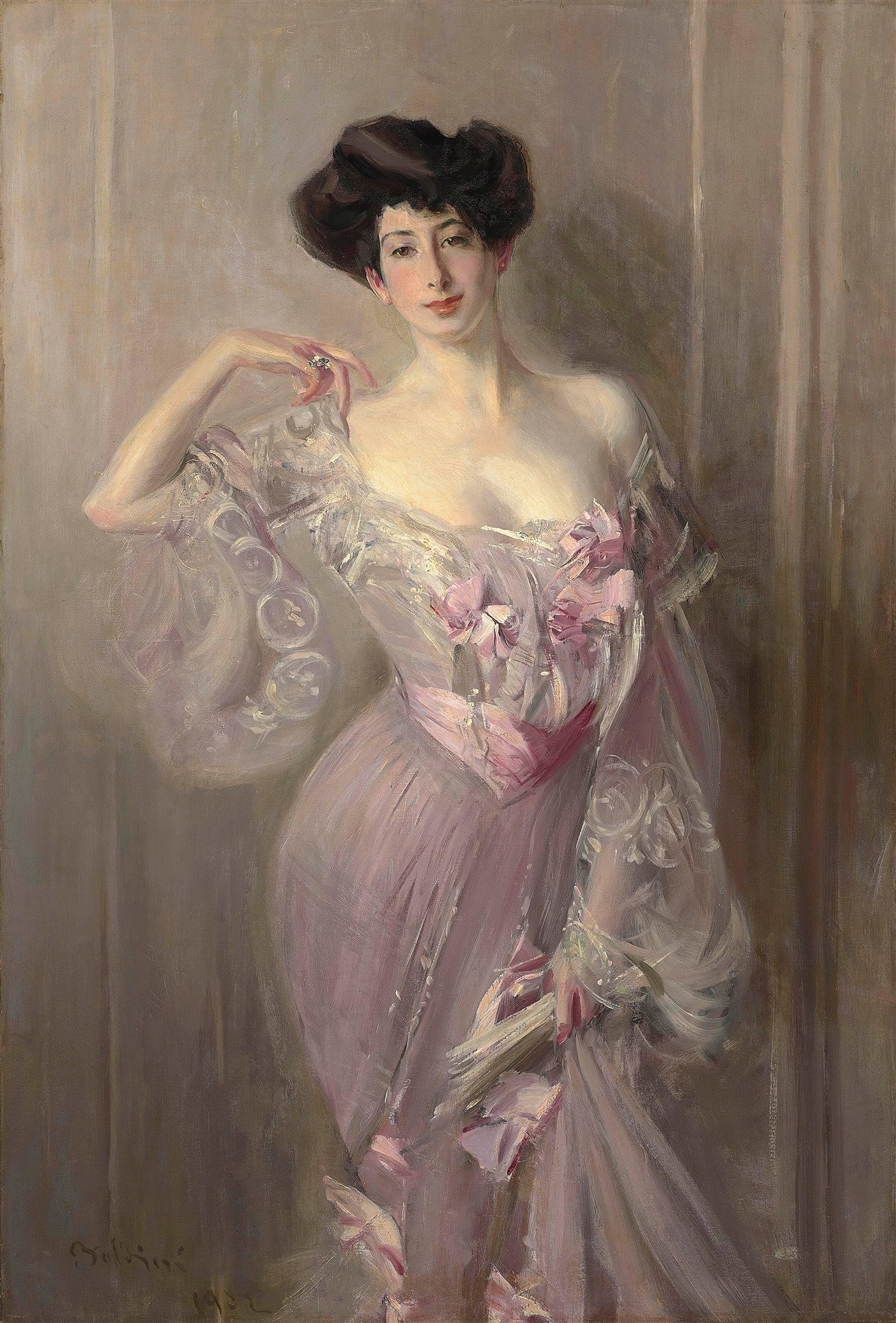 Retrato de uma mulher elegante de cabelos escuros e vestido rosa claro, atribuído a Giovanni Boldini. A mulher olha fixamente para frente, com um anel de diamante em seu dedo. A pintura tem pinceladas expressivas e um fundo neutro.