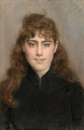Retrato de busto de uma jovem mulher com cabelos castanhos volumosos e ondulados, usando uma jaqueta preta de gola alta, contra um fundo neutro em tons de cinza claro. A expressão é serena e os olhos claros fixam o observador. A técnica parece ser pastel ou carvão com toques de cor.
