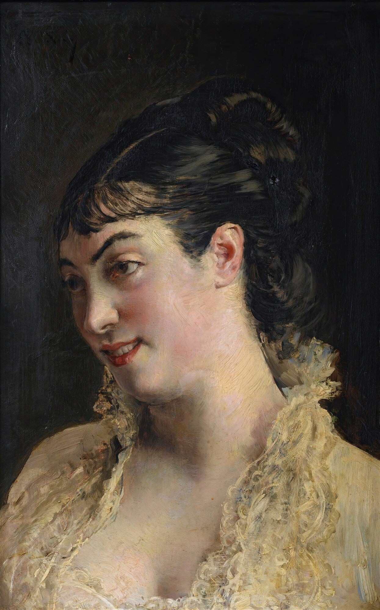 Retrato feminino atribuído a Giovanni Boldini, mostrando o busto de uma mulher jovem de pele clara, cabelo escuro preso e um sorriso enigmático, com um vestido de renda clara e fundo escuro.