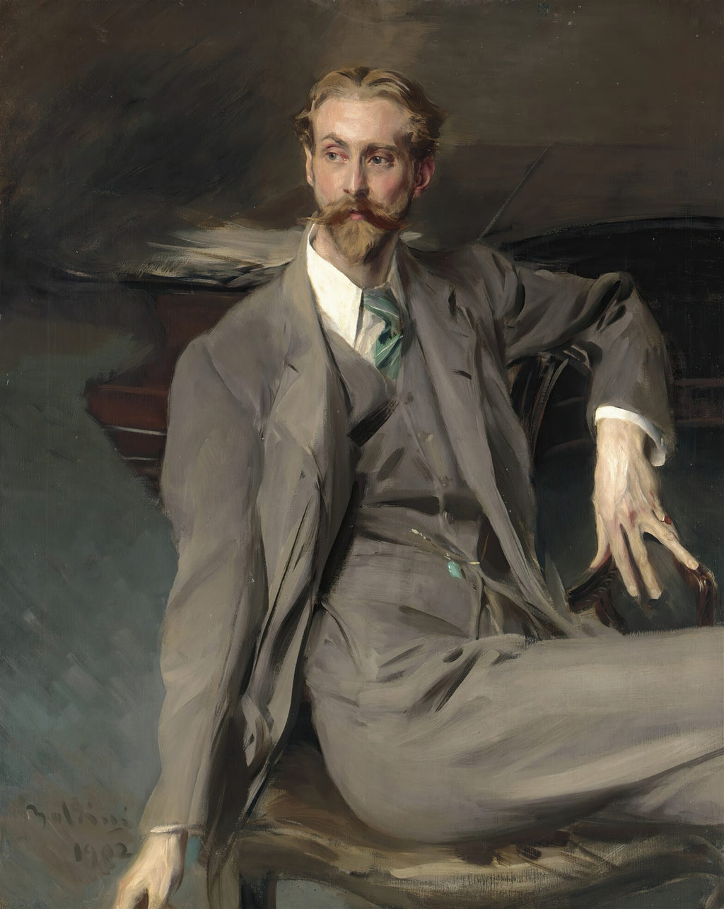 Retrato de um homem elegante com bigode e barba, vestindo um terno cinza e gravata verde, sentado em uma cadeira, pintado por Giovanni Boldini em 1902