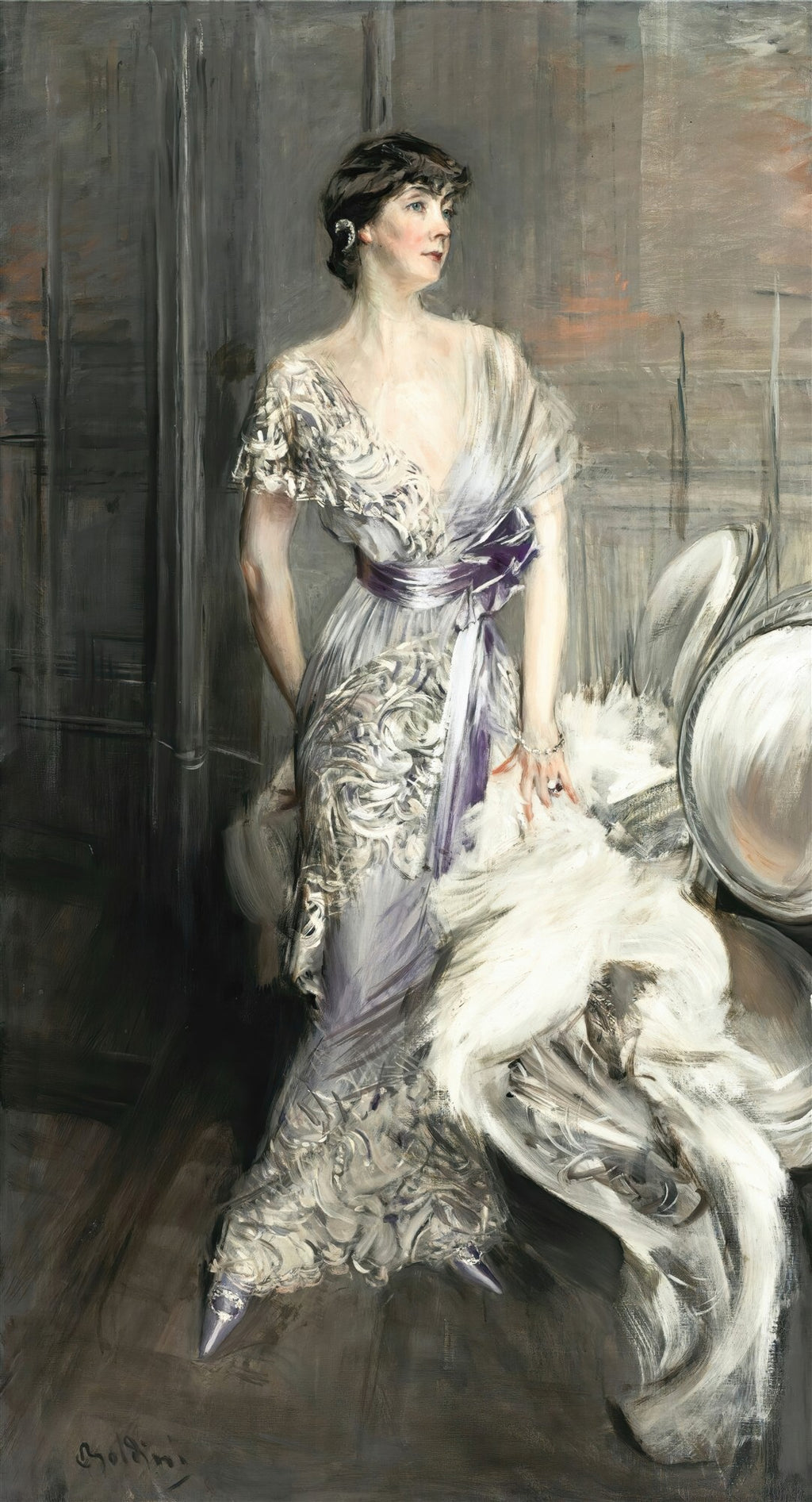 Retrato de corpo inteiro de uma dama elegante, pintado por Giovanni Boldini, vestindo um vestido de seda branco e roxo com detalhes em renda e um casaco de pele branco sobre o braço, em um ambiente interno com fundo escuro.