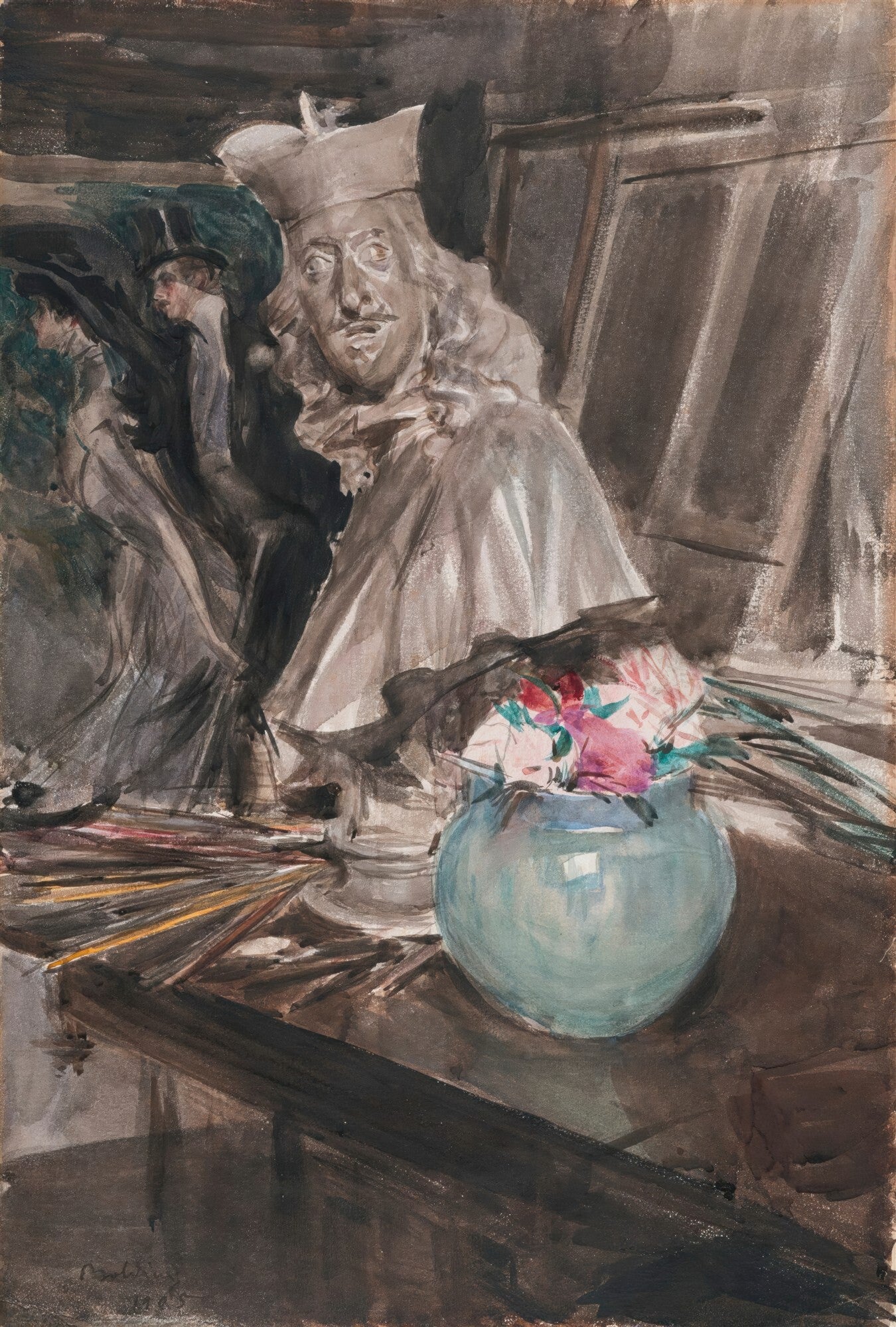 Pintura de Giovanni Boldini mostrando um busto clássico com peruca e chapéu, ao lado de um vaso de flores coloridas em um ateliê. A técnica é aquarela e guache, com pinceladas soltas e expressivas. No fundo, figuras indistintas e cavalete.