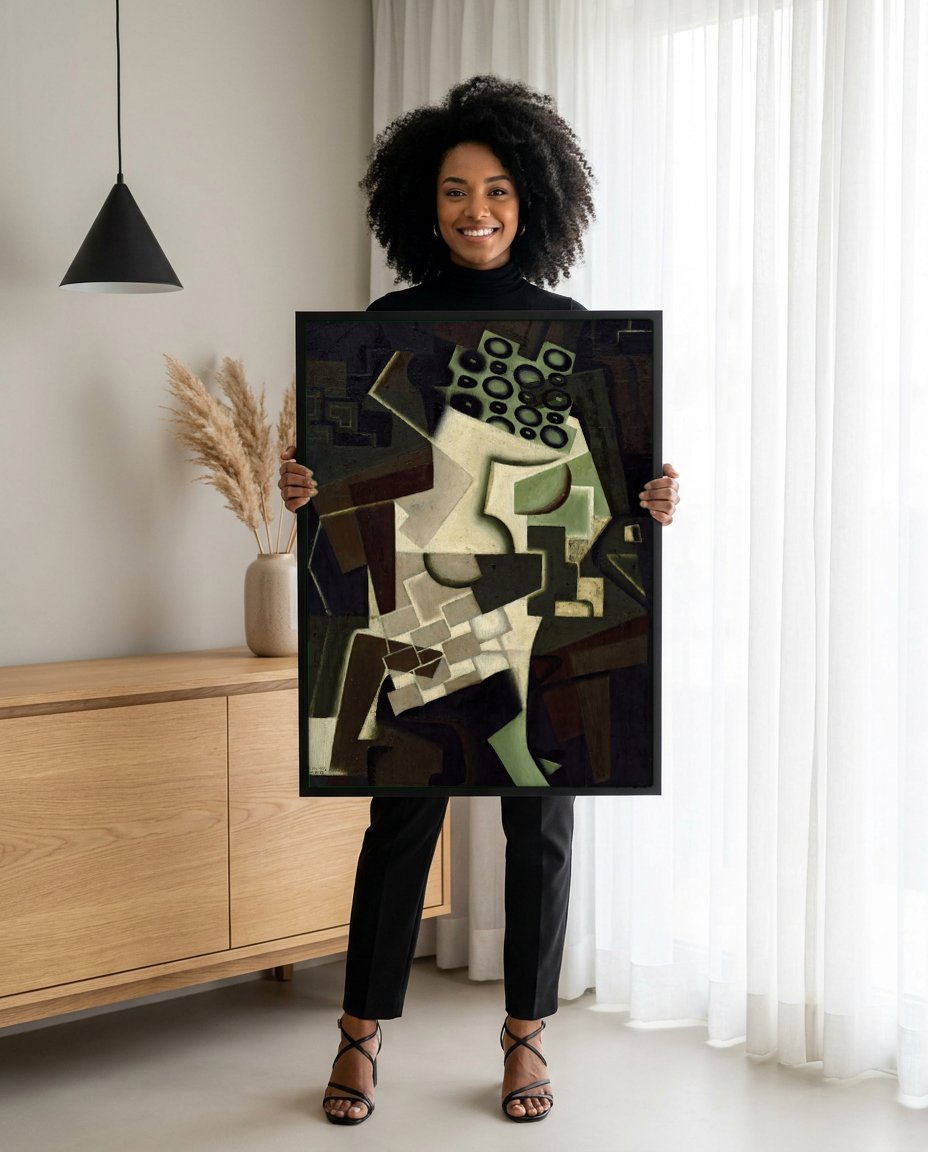 Quadro Decorativo 'Mulher Sentada' - Juan Gris com modelo em ambiente