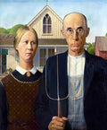 Casal austero, homem com forcado e mulher ao lado, em frente a uma casa branca com janela em estilo gótico, céu azul. Obra de Grant Wood, American Gothic.