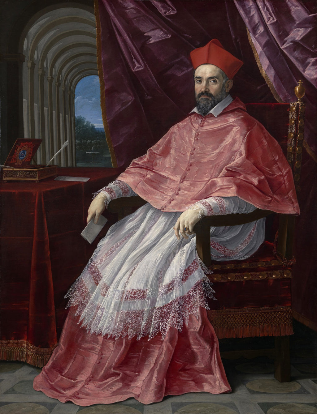 Retrato de um cardeal sentado, em trajes clericais vermelhos e brancos, com barba e olhar sério, em um ambiente interno com uma arcada ao fundo, obra de Guido Reni