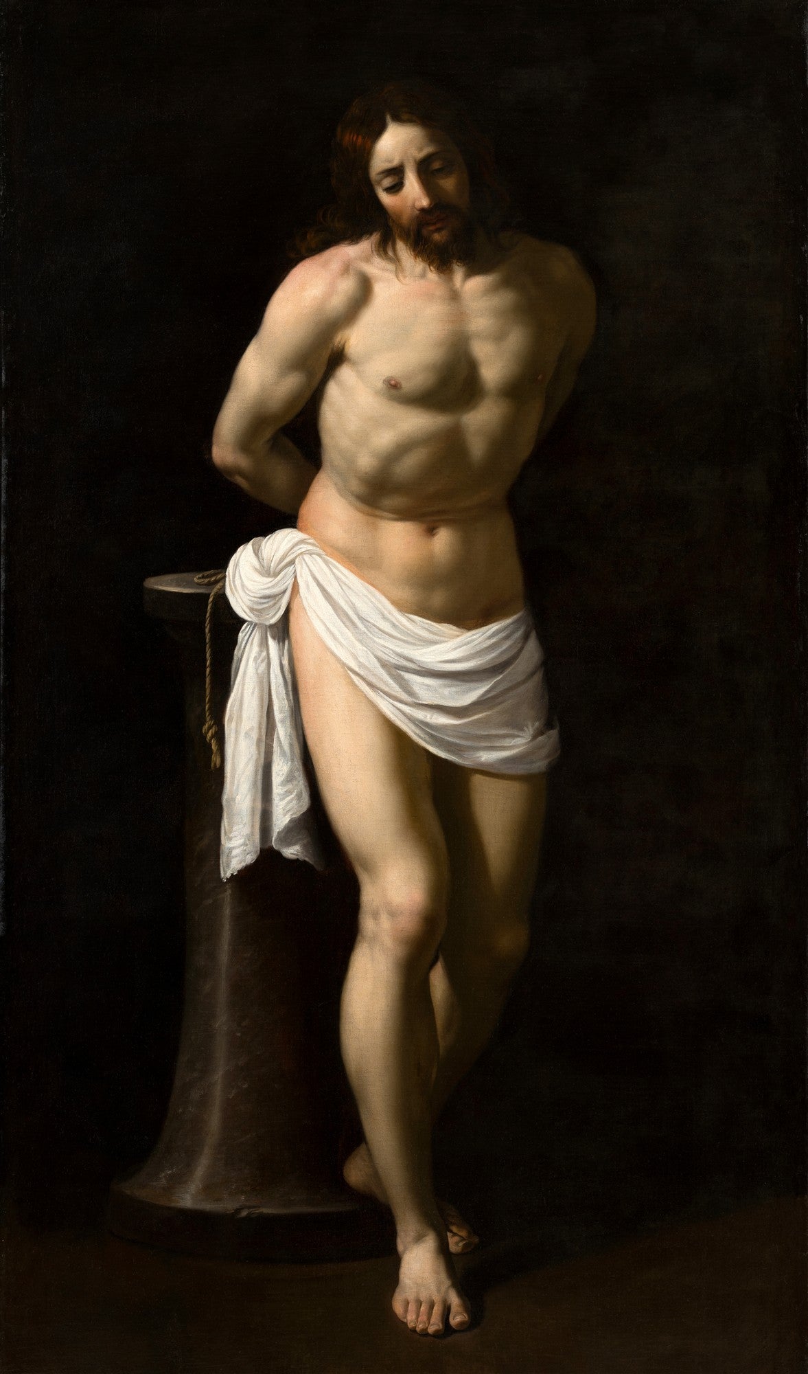 Quadro decorativo com pintura de Cristo atado a uma coluna, com uma expressão de resignação, em estilo barroco por Guido Reni. Fundo escuro realça a figura.