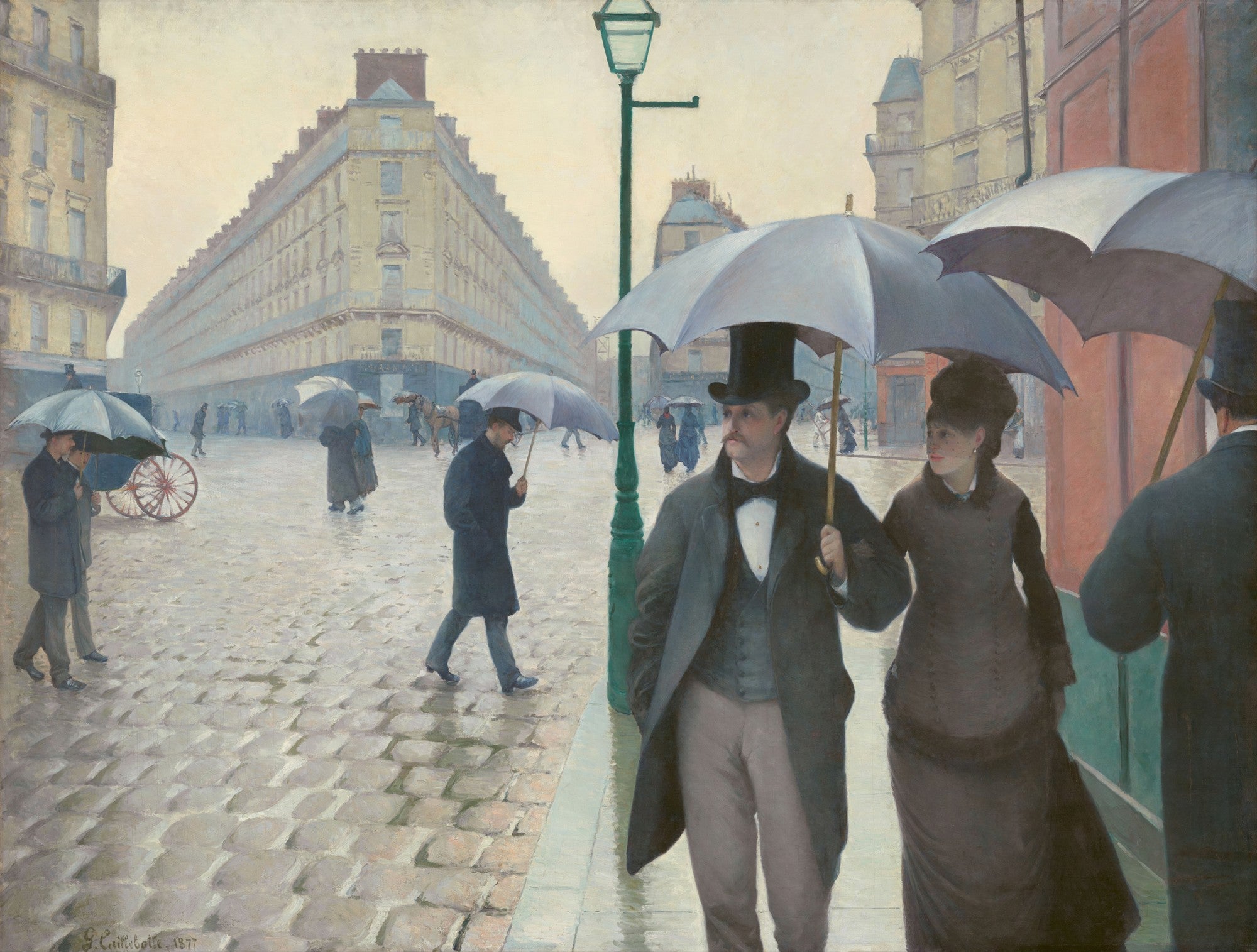Casal elegante com guarda-chuva em rua de paralelepípedos molhada, outros pedestres ao fundo, prédios históricos, em tom cinzento e chuvoso, obra 'Paris Street; Rainy Day' de Gustave Caillebotte.